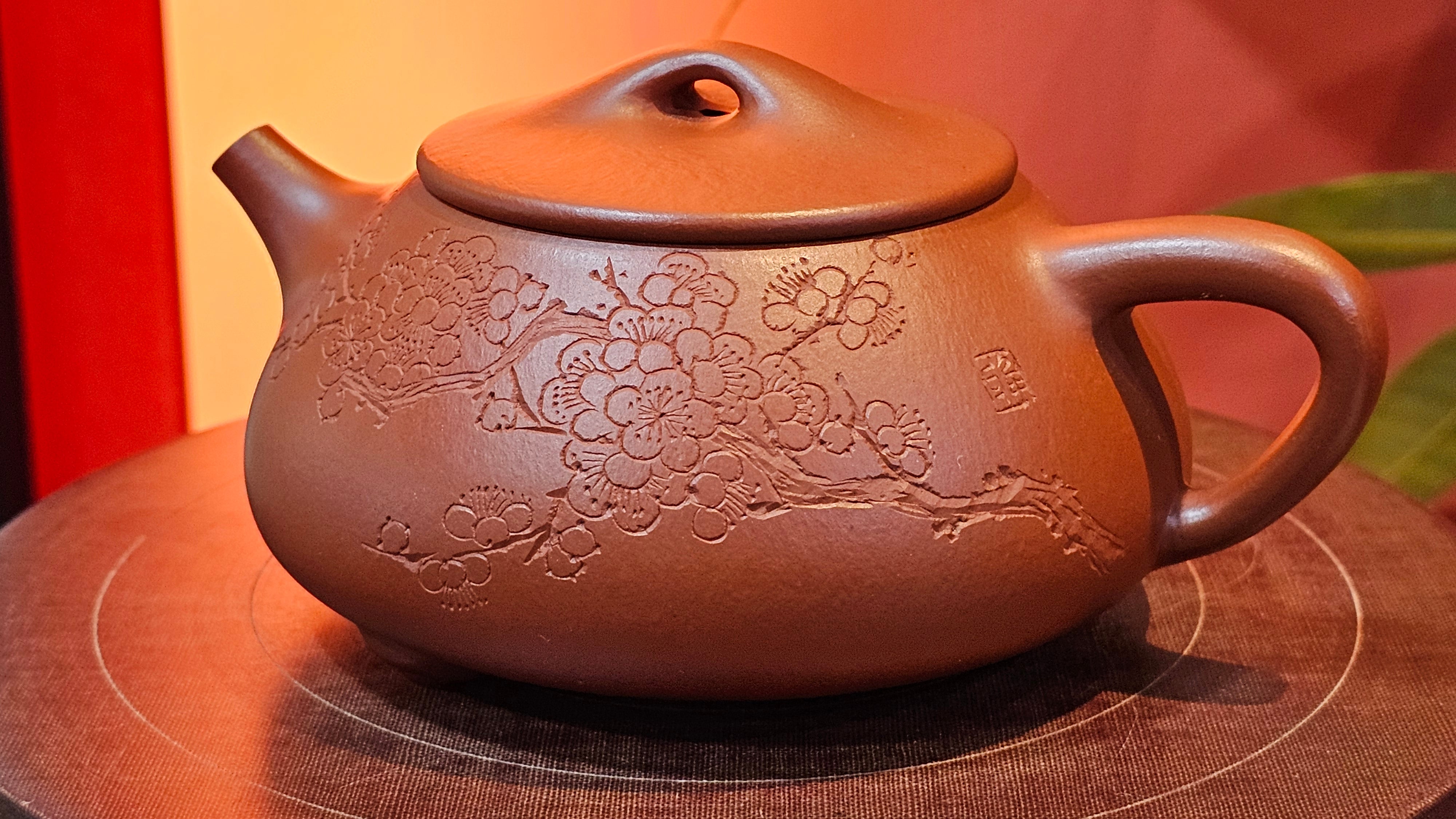Jing Zhou Shi Piao 景舟石瓢, 276.3ml, Xiao Mei Yao Zhu Ni 小煤窑朱泥, by Craftsman Wang Xing 王兴; "暗香疏影" and Plum Blossoms Engraving by Craftsman Yi De Shu 一德书 ~!Congratulations to Prof A.G.! 0833hrs 10th August 2025! Long Beach, CA!