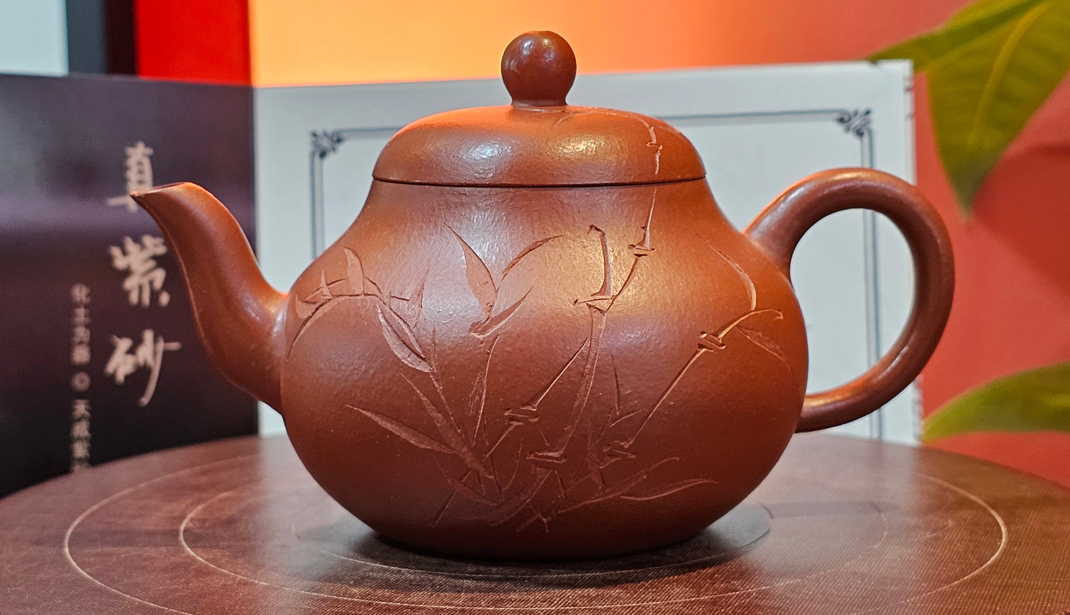 Li Xing 梨形, 169.3ml, Xiao Mei Yao Zhu Ni 小煤窑朱泥 by our Collaborative Craftsman Zhai Yi Yao 翟一耀, 梅花刻绘, Engraving of Bamboo and Calligraphy, by Craftsman Yi De Shu 一德书 ~ Congratulations to!Tea Sommr A.M., 1238hrs 16th August 2025, Padua! Italy🇮🇹!