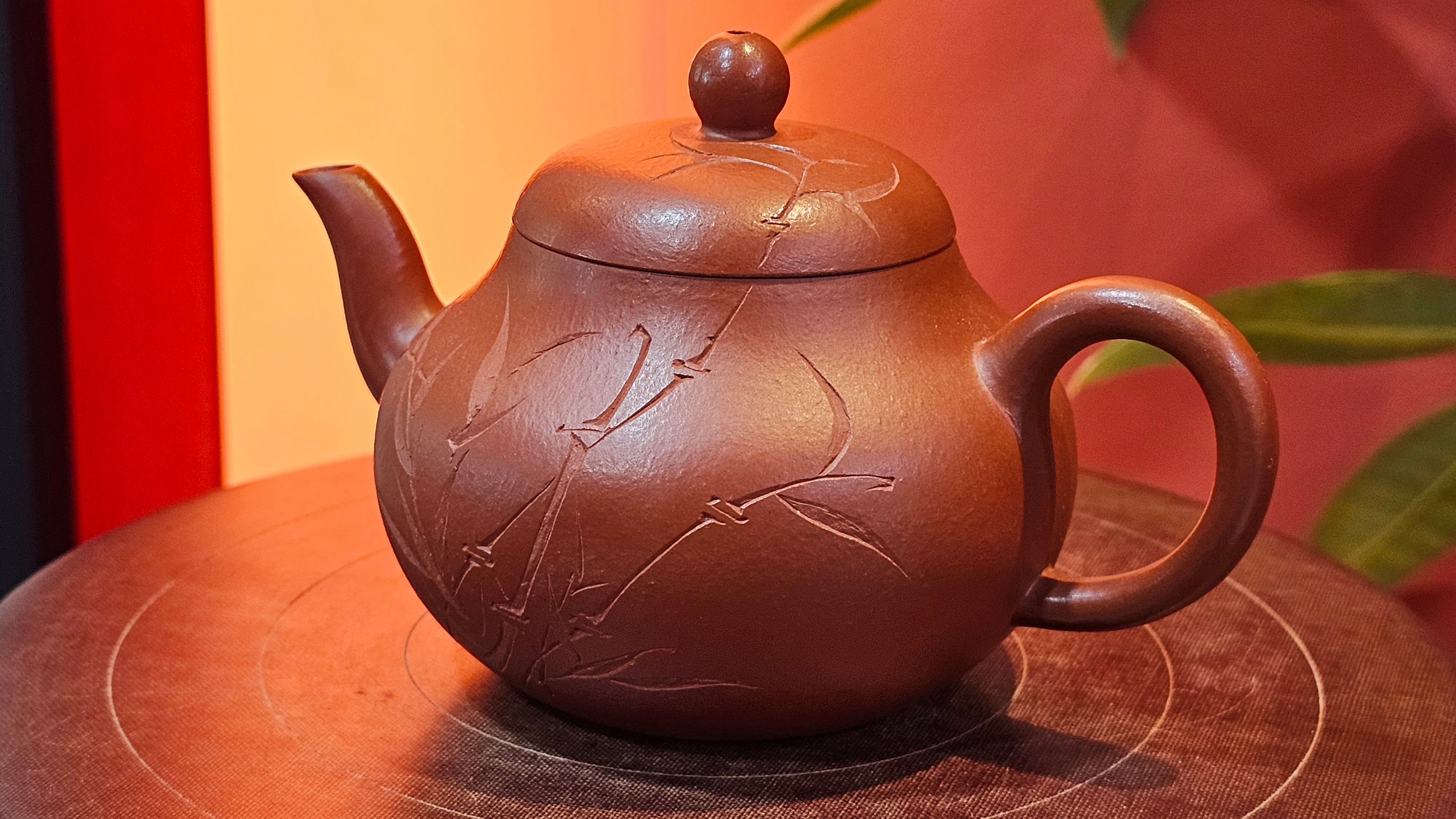 Li Xing 梨形, 169.3ml, Xiao Mei Yao Zhu Ni 小煤窑朱泥 by our Collaborative Craftsman Zhai Yi Yao 翟一耀, 梅花刻绘, Engraving of Bamboo and Calligraphy, by Craftsman Yi De Shu 一德书 ~ Congratulations to!Tea Sommr A.M., 1238hrs 16th August 2025, Padua! Italy🇮🇹!