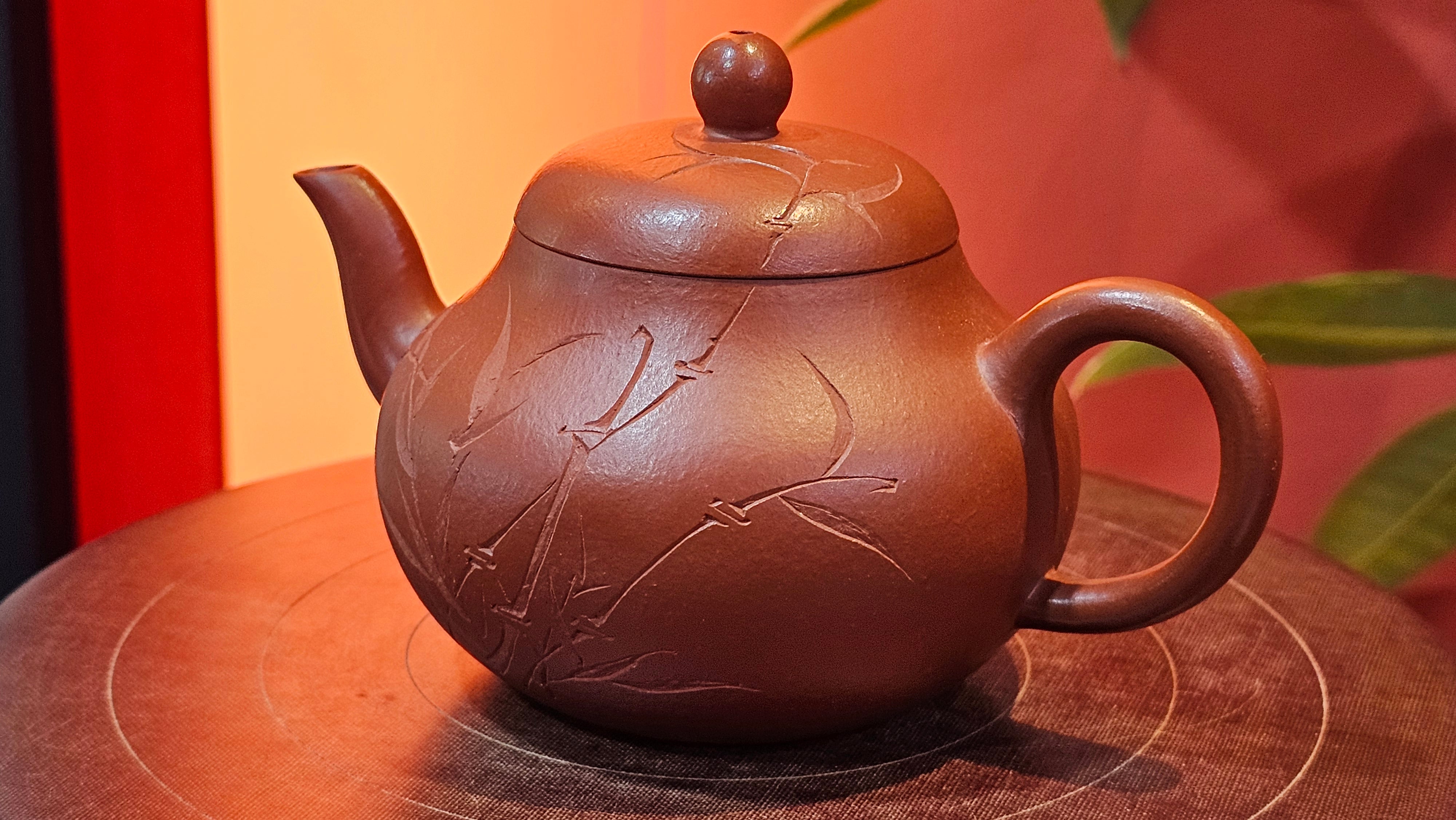 Li Xing 梨形, 169.3ml, Xiao Mei Yao Zhu Ni 小煤窑朱泥 by our Collaborative Craftsman Zhai Yi Yao 翟一耀, 梅花刻绘, Engraving of Bamboo and Calligraphy, by Craftsman Yi De Shu 一德书 ~ Congratulations to!Tea Sommr A.M., 1238hrs 16th August 2025, Padua! Italy🇮🇹!