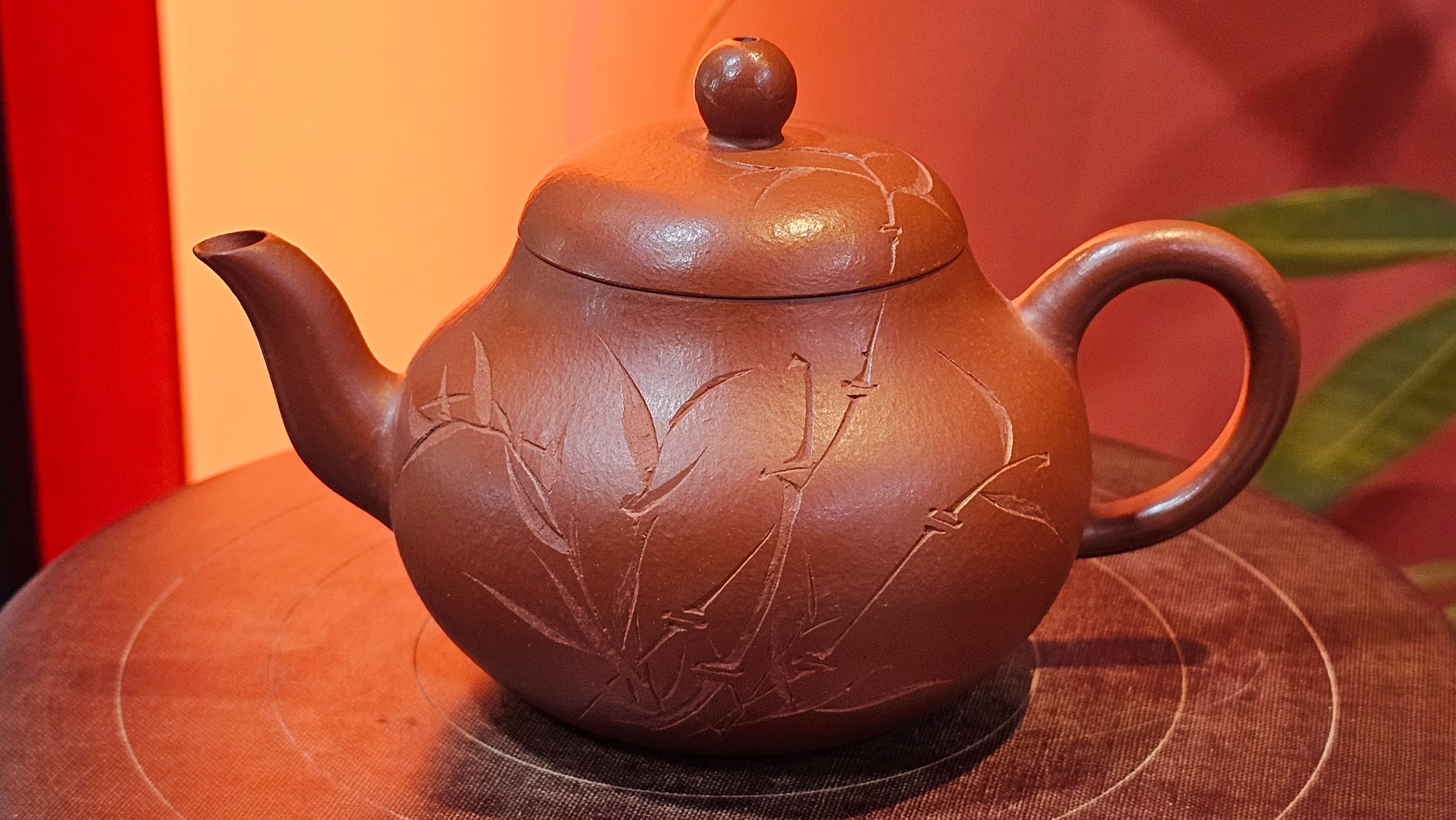 Li Xing 梨形, 169.3ml, Xiao Mei Yao Zhu Ni 小煤窑朱泥 by our Collaborative Craftsman Zhai Yi Yao 翟一耀, 梅花刻绘, Engraving of Bamboo and Calligraphy, by Craftsman Yi De Shu 一德书 ~ Congratulations to!Tea Sommr A.M., 1238hrs 16th August 2025, Padua! Italy🇮🇹!