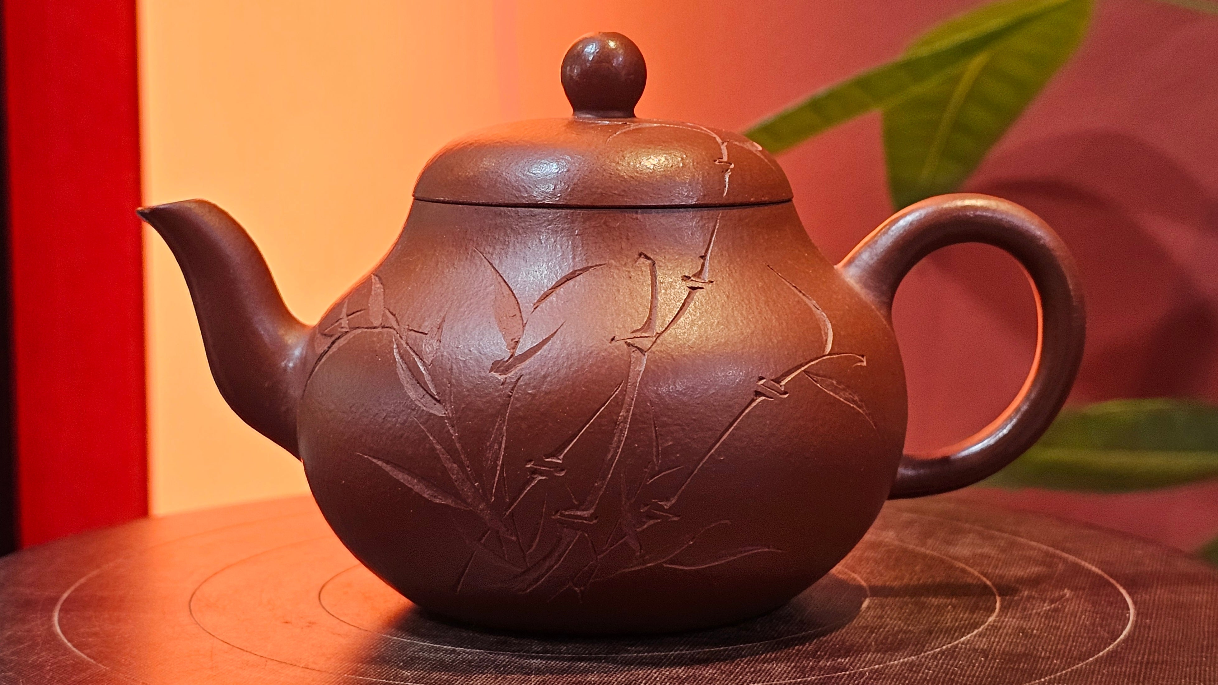 Li Xing 梨形, 169.3ml, Xiao Mei Yao Zhu Ni 小煤窑朱泥 by our Collaborative Craftsman Zhai Yi Yao 翟一耀, 梅花刻绘, Engraving of Bamboo and Calligraphy, by Craftsman Yi De Shu 一德书 ~ Congratulations to!Tea Sommr A.M., 1238hrs 16th August 2025, Padua! Italy🇮🇹!