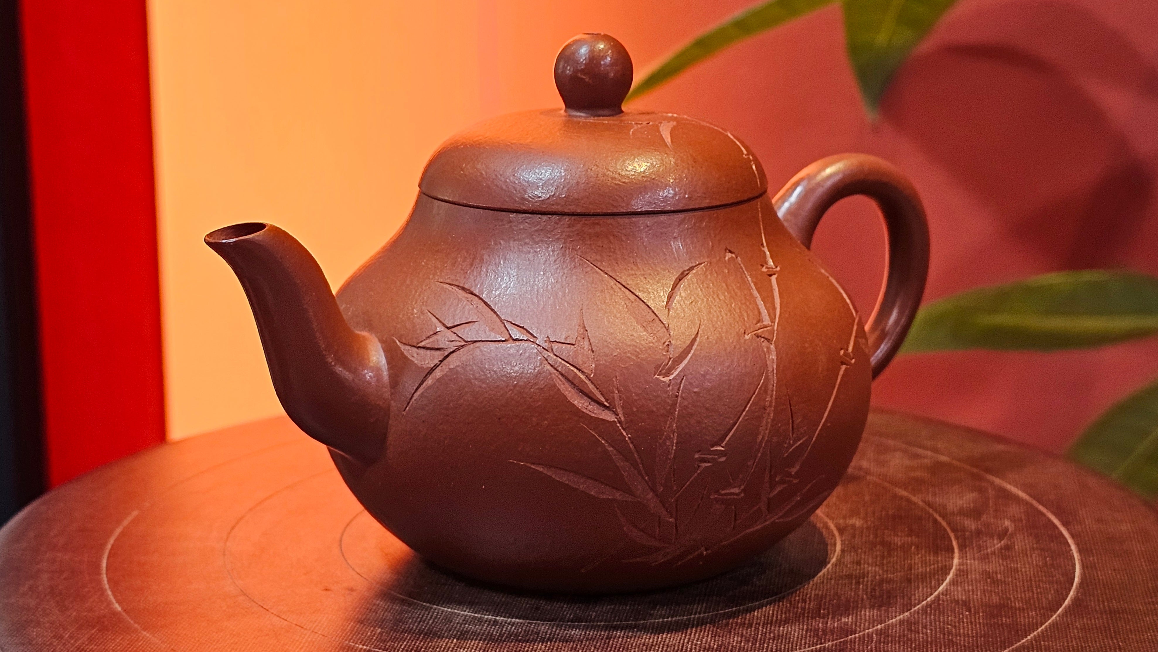 Li Xing 梨形, 169.3ml, Xiao Mei Yao Zhu Ni 小煤窑朱泥 by our Collaborative Craftsman Zhai Yi Yao 翟一耀, 梅花刻绘, Engraving of Bamboo and Calligraphy, by Craftsman Yi De Shu 一德书 ~ Congratulations to!Tea Sommr A.M., 1238hrs 16th August 2025, Padua! Italy🇮🇹!