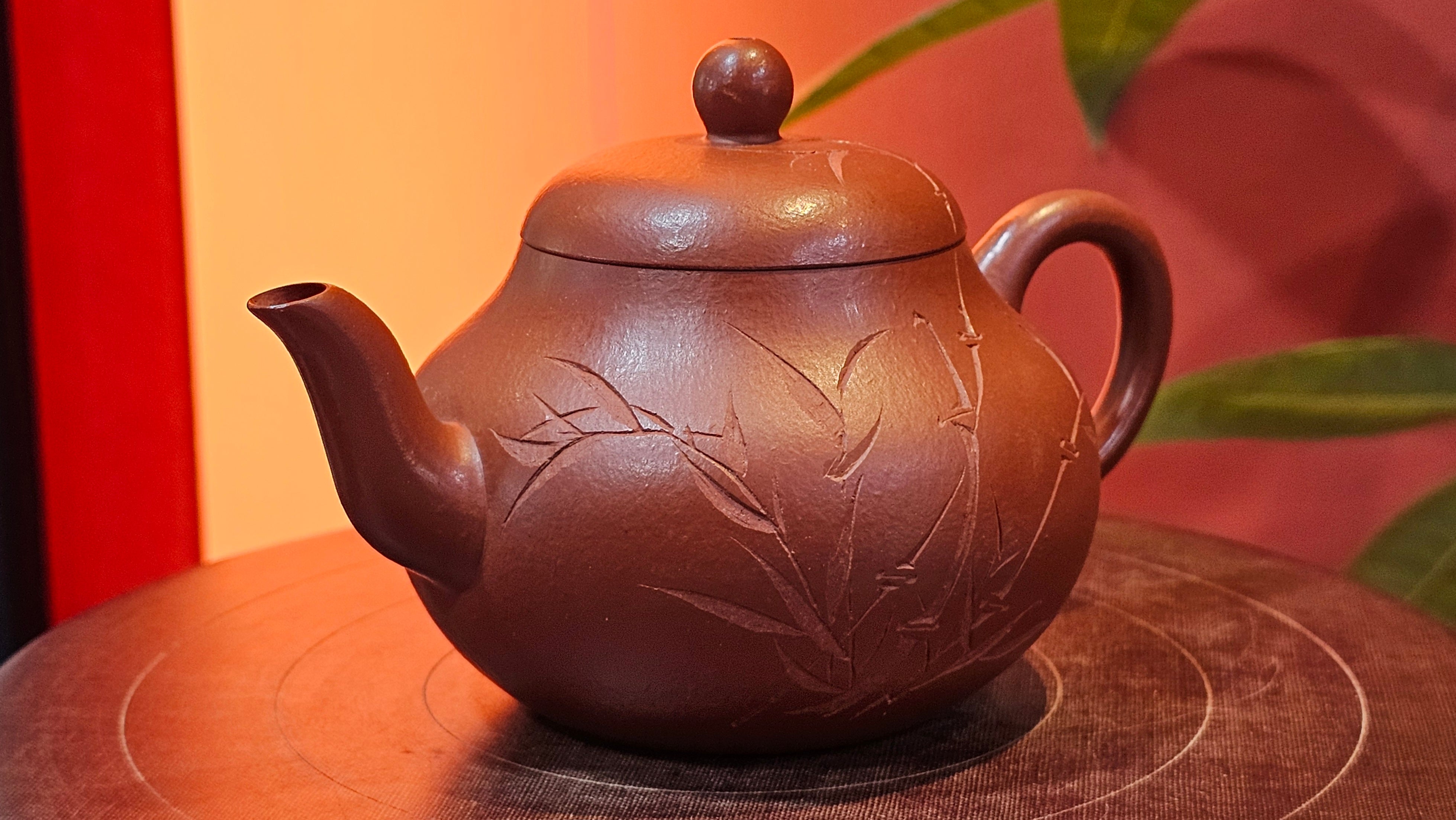 Li Xing 梨形, 169.3ml, Xiao Mei Yao Zhu Ni 小煤窑朱泥 by our Collaborative Craftsman Zhai Yi Yao 翟一耀, 梅花刻绘, Engraving of Bamboo and Calligraphy, by Craftsman Yi De Shu 一德书 ~ Congratulations to!Tea Sommr A.M., 1238hrs 16th August 2025, Padua! Italy🇮🇹!