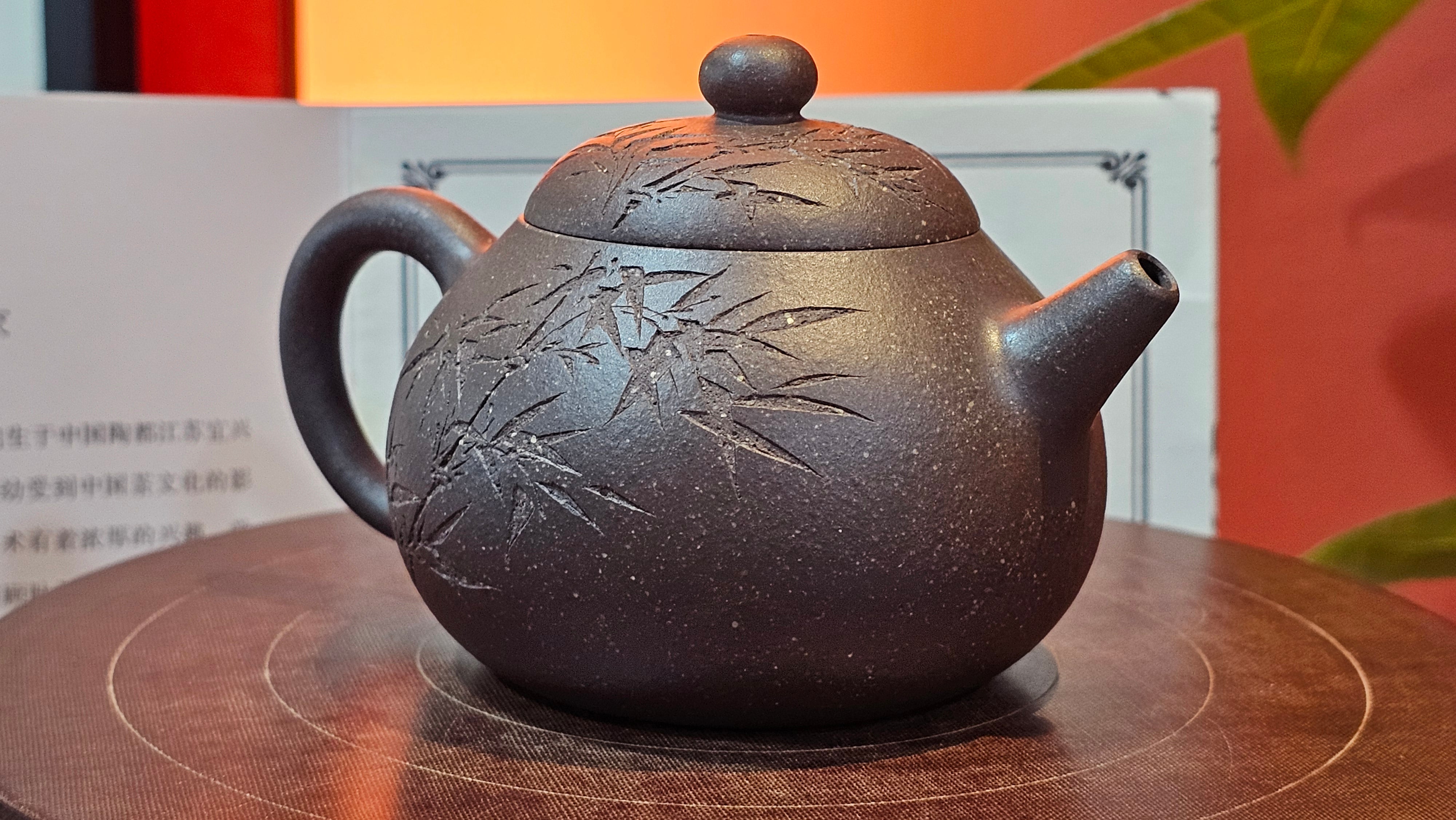 Du Zhi Hu《笃志壶》, 173.9ml, Hei Zi Ni 黑紫泥, by our Craftsman Zhang Huan 张欢, Calligraphy and Bamboos Engraving by Craftsman Yi Cheng 逸成。