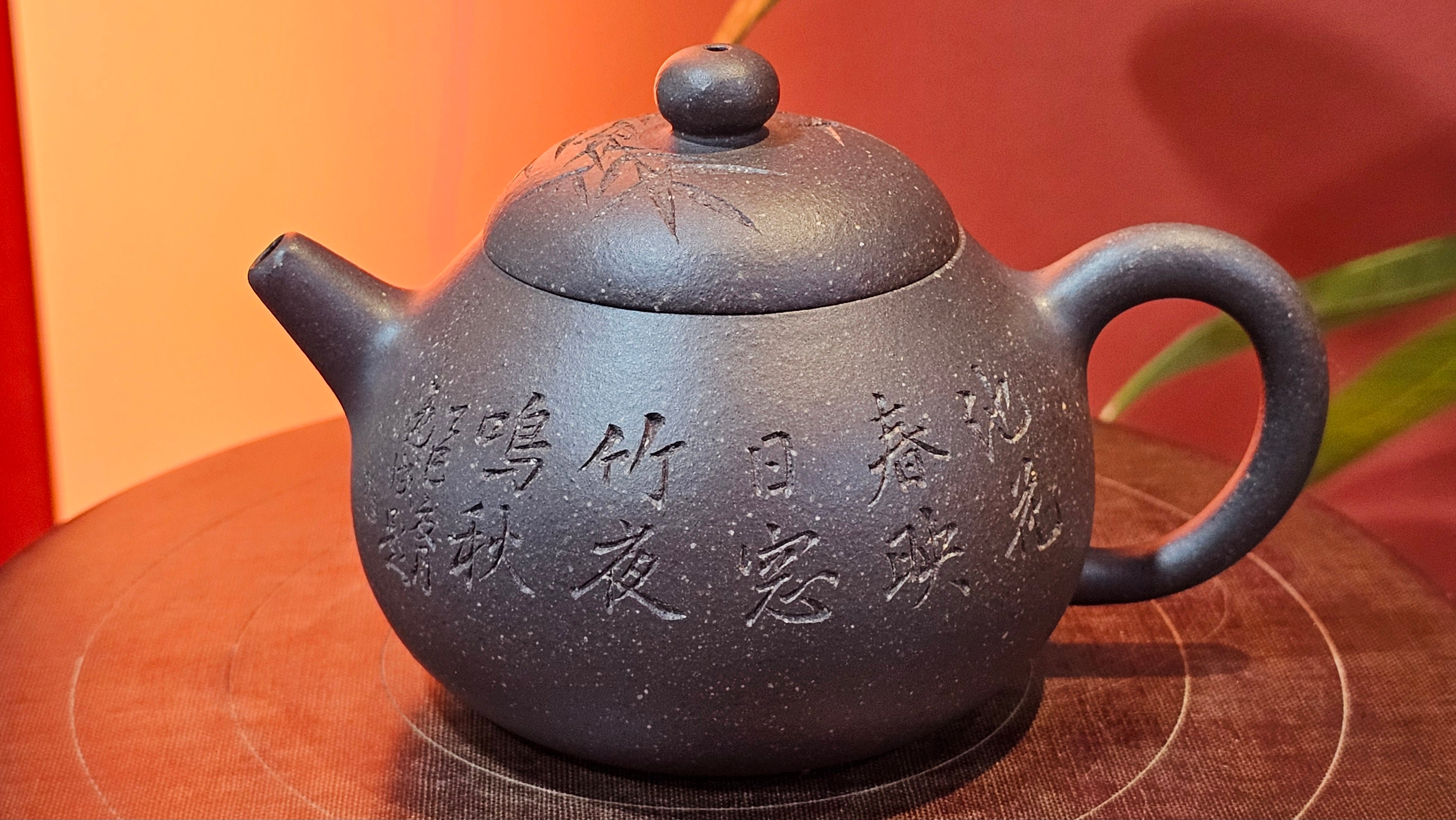 Du Zhi Hu《笃志壶》, 173.9ml, Hei Zi Ni 黑紫泥, by our Craftsman Zhang Huan 张欢, Calligraphy and Bamboos Engraving by Craftsman Yi Cheng 逸成。