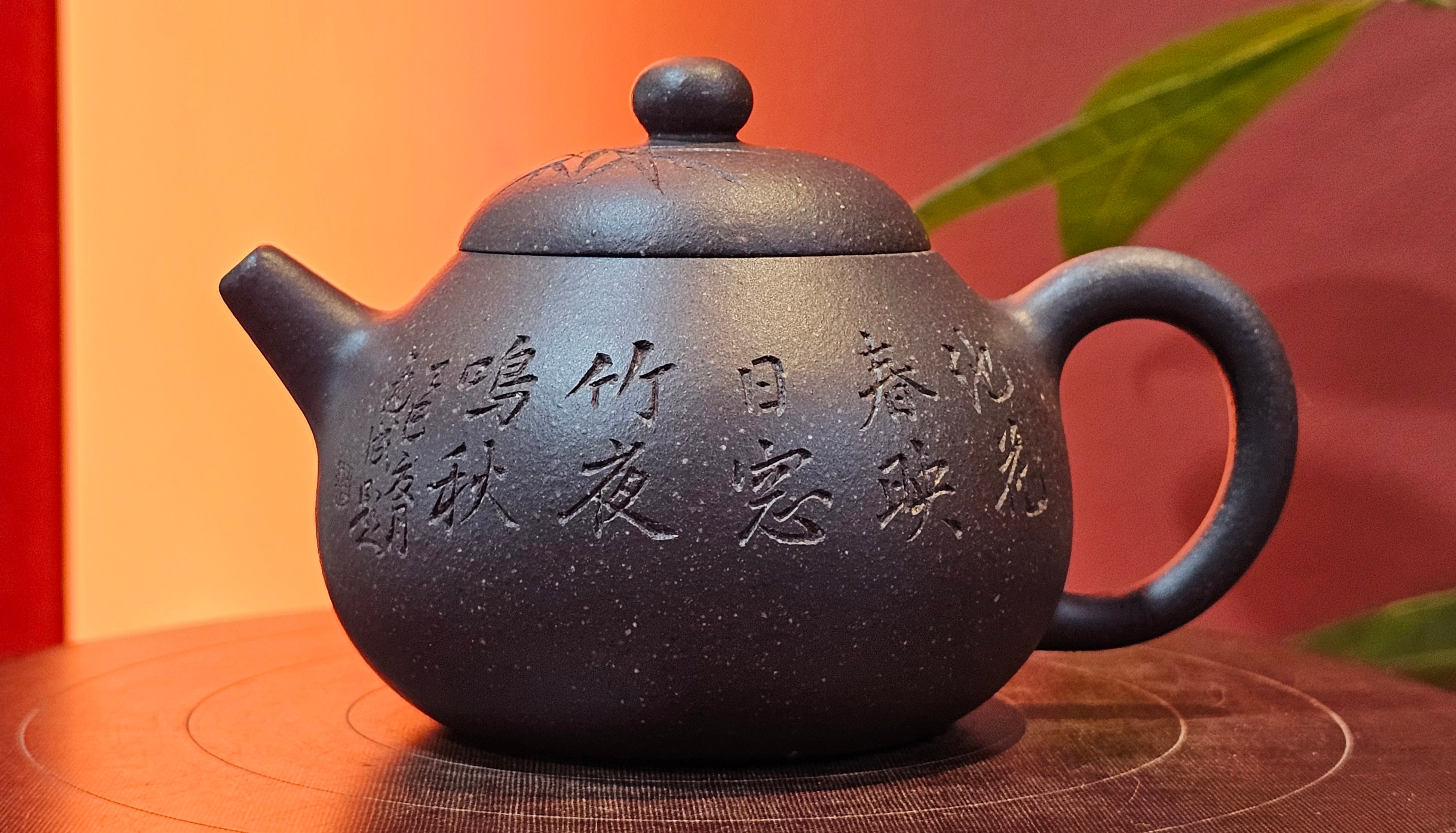 Du Zhi Hu《笃志壶》, 173.9ml, Hei Zi Ni 黑紫泥, by our Craftsman Zhang Huan 张欢, Calligraphy and Bamboos Engraving by Craftsman Yi Cheng 逸成。