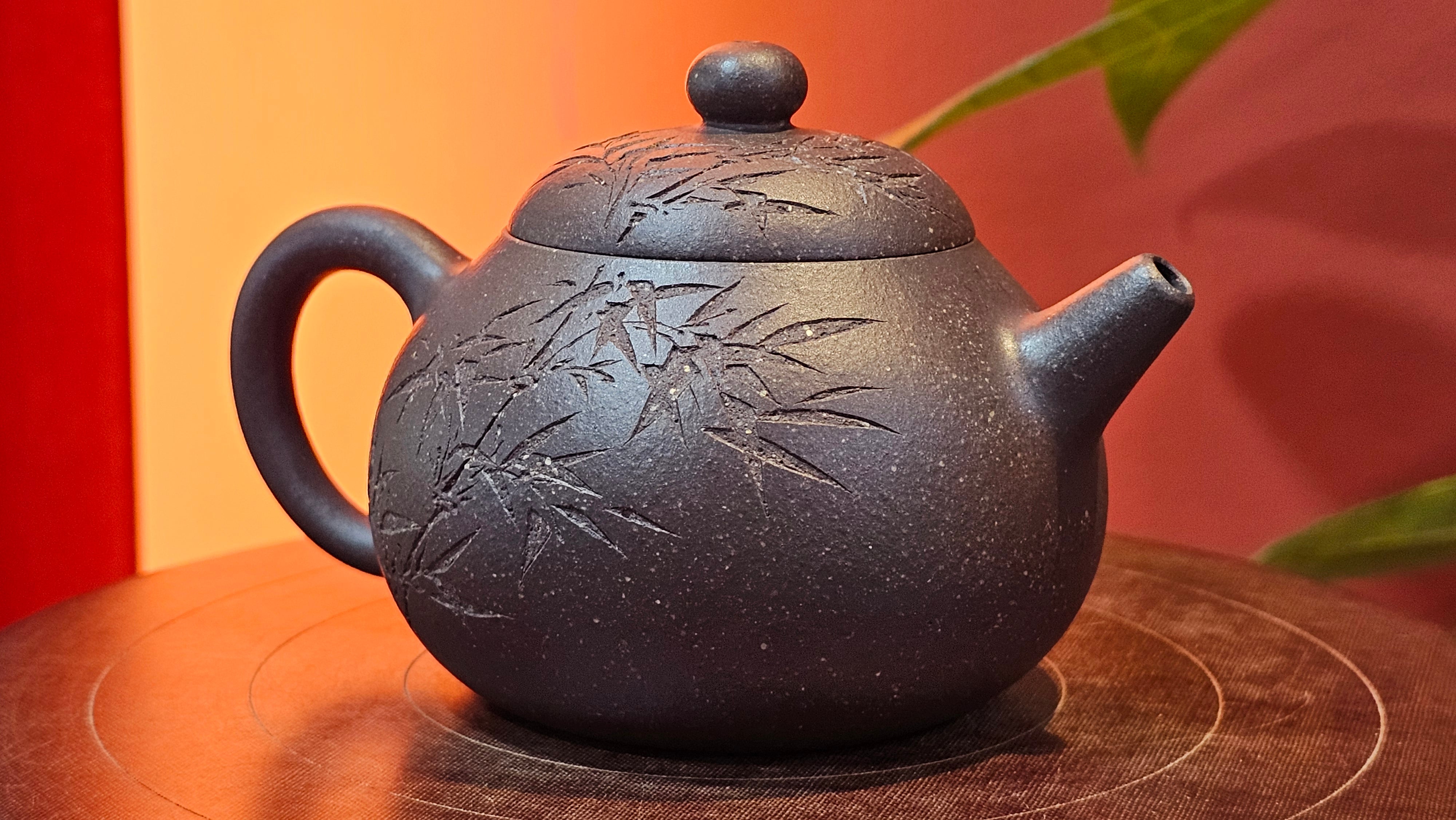 Du Zhi Hu《笃志壶》, 173.9ml, Hei Zi Ni 黑紫泥, by our Craftsman Zhang Huan 张欢, Calligraphy and Bamboos Engraving by Craftsman Yi Cheng 逸成。