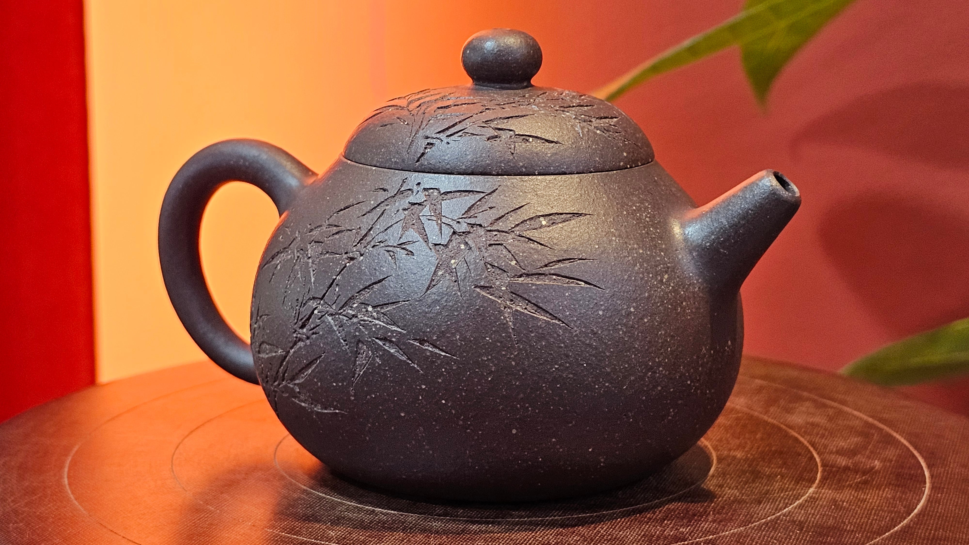 Du Zhi Hu《笃志壶》, 173.9ml, Hei Zi Ni 黑紫泥, by our Craftsman Zhang Huan 张欢, Calligraphy and Bamboos Engraving by Craftsman Yi Cheng 逸成。