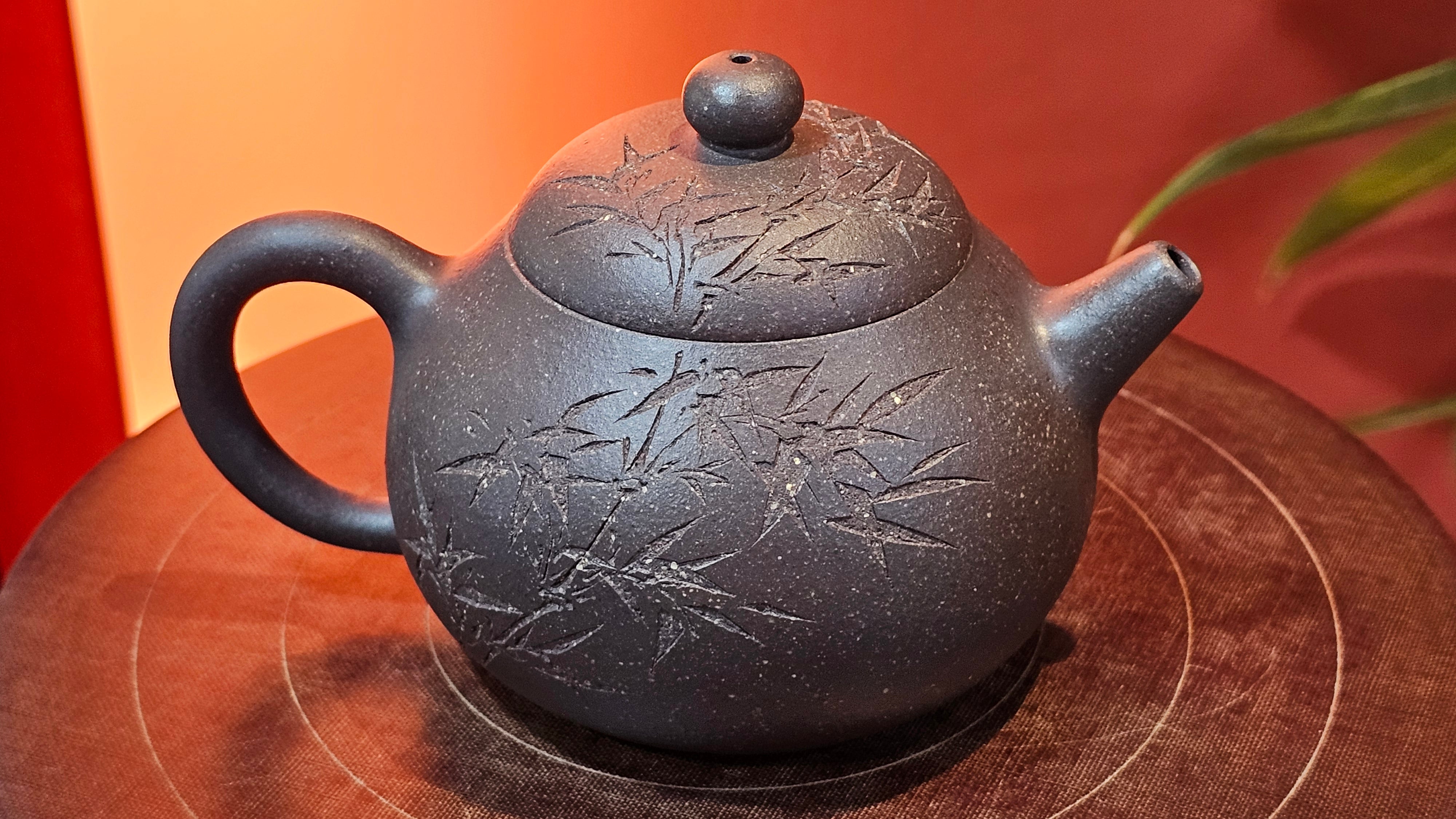 Du Zhi Hu《笃志壶》, 173.9ml, Hei Zi Ni 黑紫泥, by our Craftsman Zhang Huan 张欢, Calligraphy and Bamboos Engraving by Craftsman Yi Cheng 逸成。