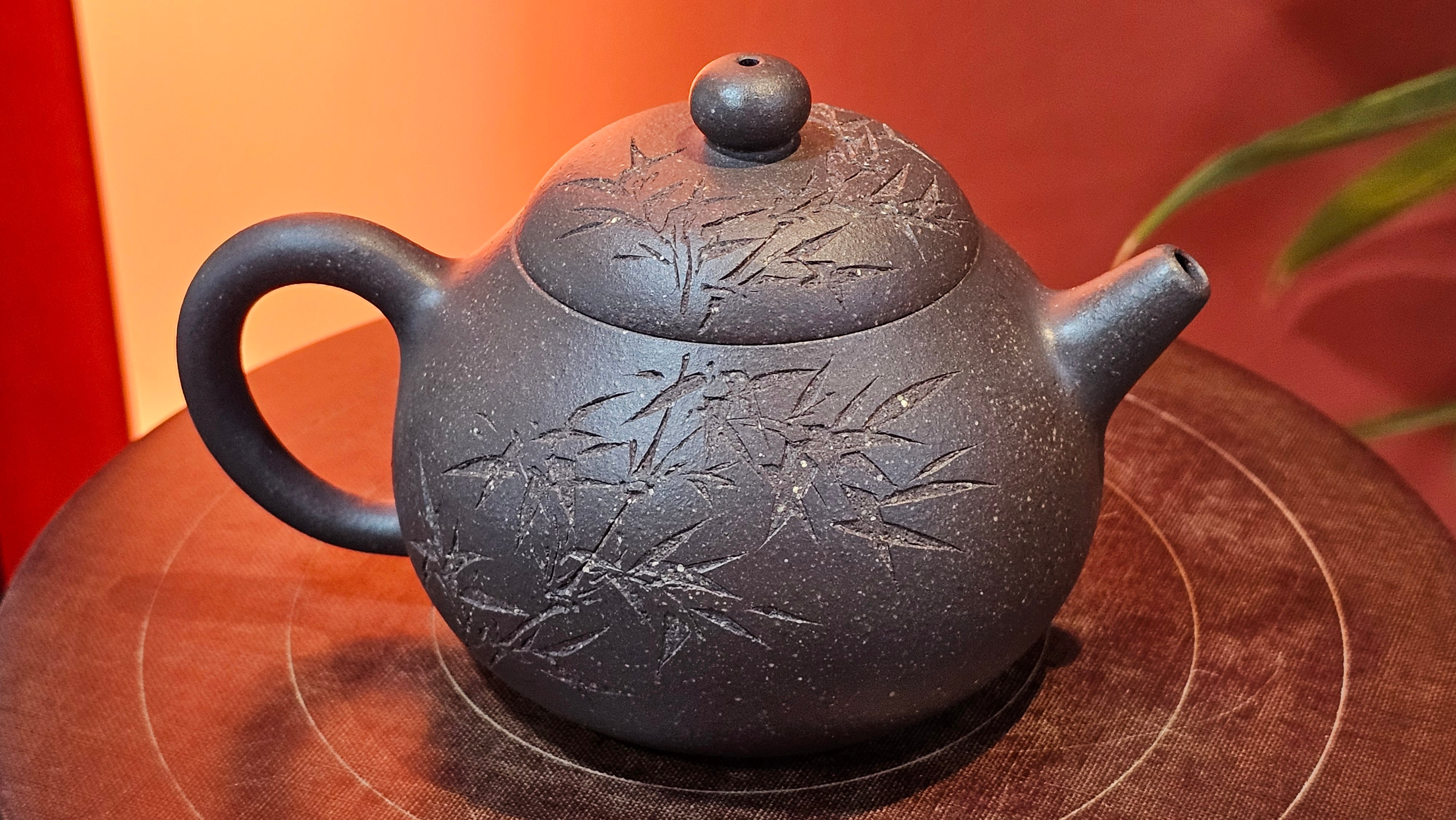 Du Zhi Hu《笃志壶》, 173.9ml, Hei Zi Ni 黑紫泥, by our Craftsman Zhang Huan 张欢, Calligraphy and Bamboos Engraving by Craftsman Yi Cheng 逸成。