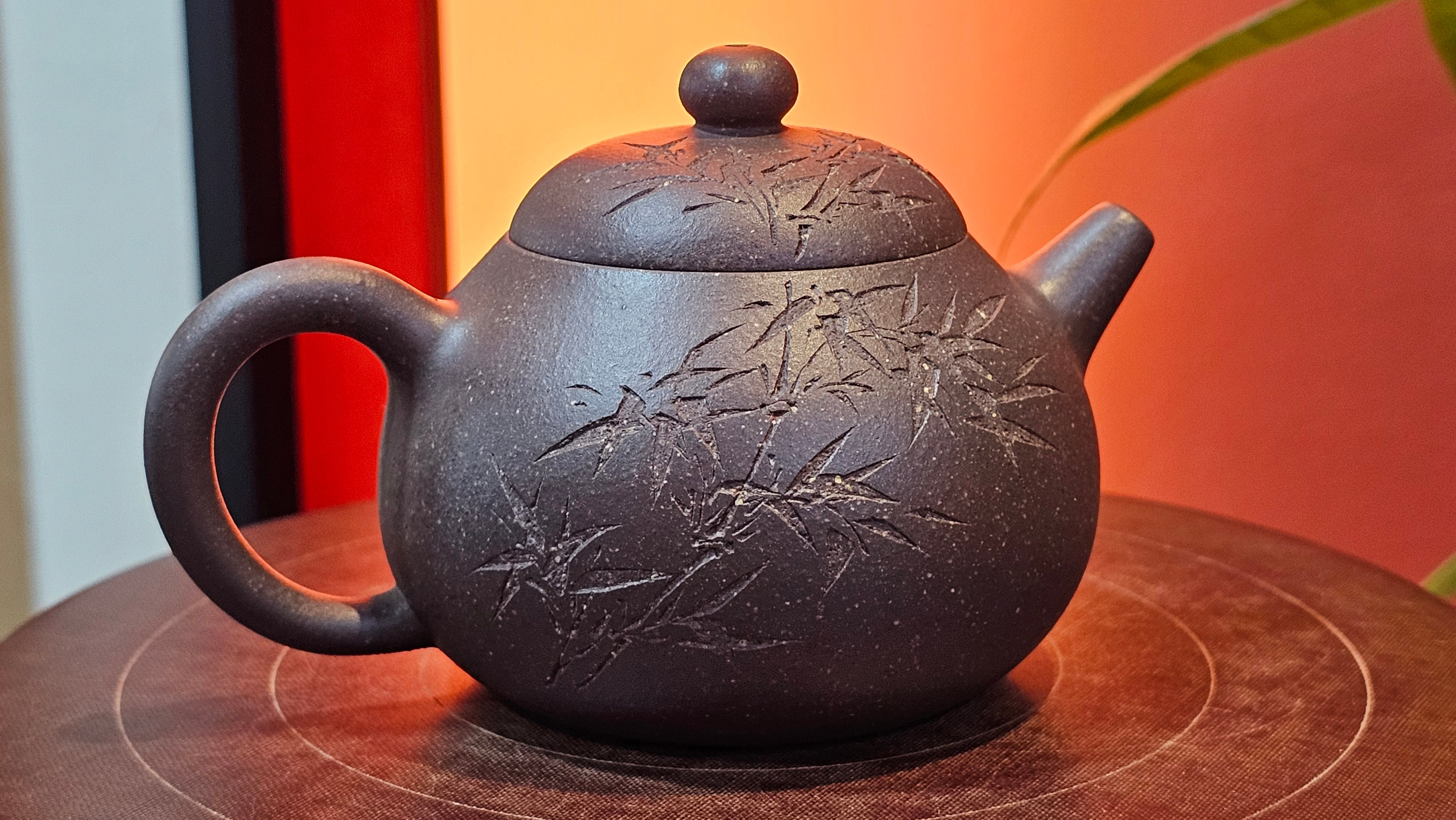 Du Zhi Hu《笃志壶》, 173.9ml, Hei Zi Ni 黑紫泥, by our Craftsman Zhang Huan 张欢, Calligraphy and Bamboos Engraving by Craftsman Yi Cheng 逸成。