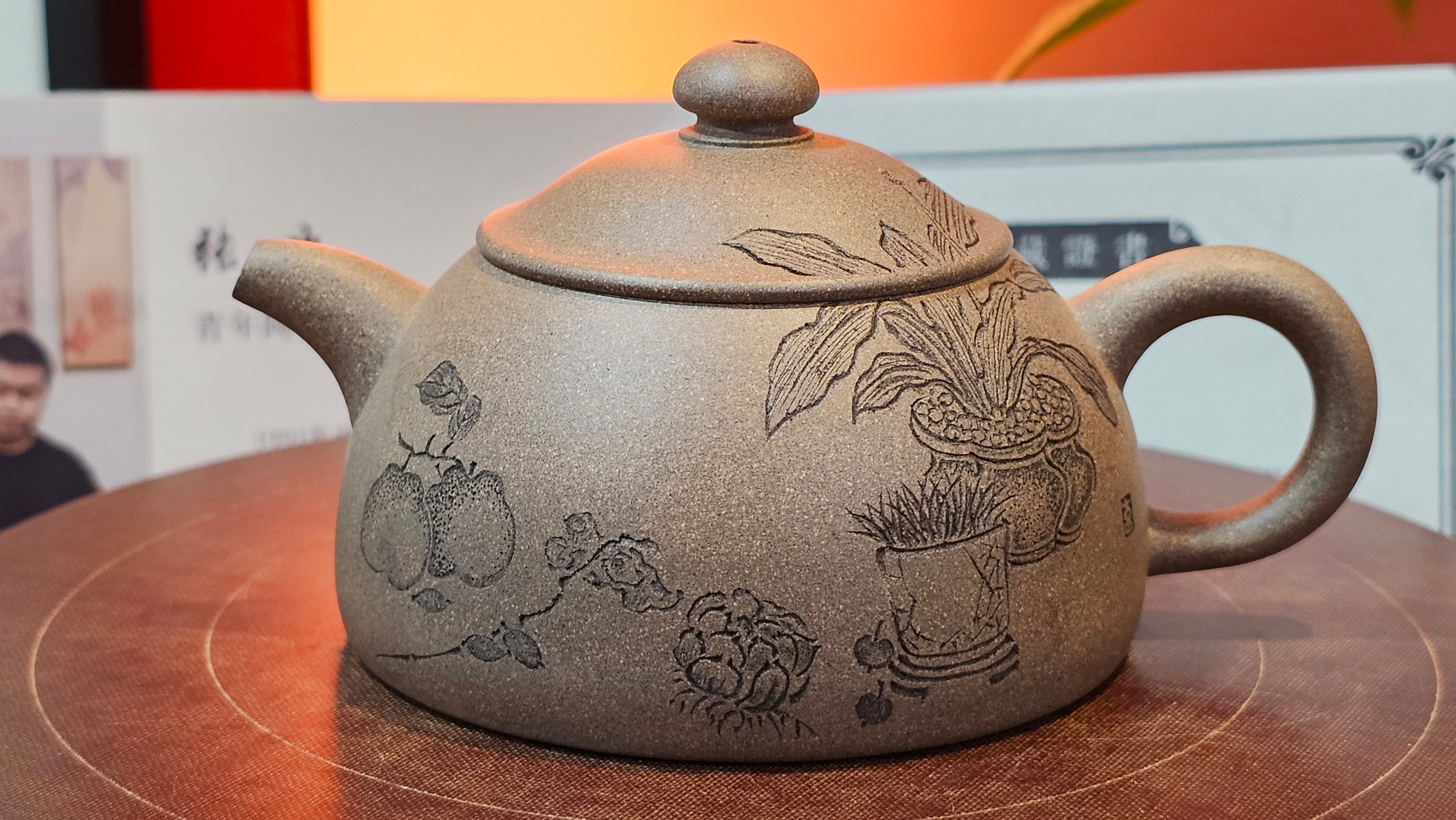 Ban Yue Hu《半月壶》~ "Half Moon Pot", 140.8ml, Qing Hui Duan 青灰段泥, by our Craftsman Zhang Huan 张欢, "Qing Gong Tu" 清供图 Engraving by Craftsman Nan Shan Lao Ren 南山老人 ~ Congratulations to Ms M.L.! 0831hrs 10th August 2025! Phoenix, AZ!