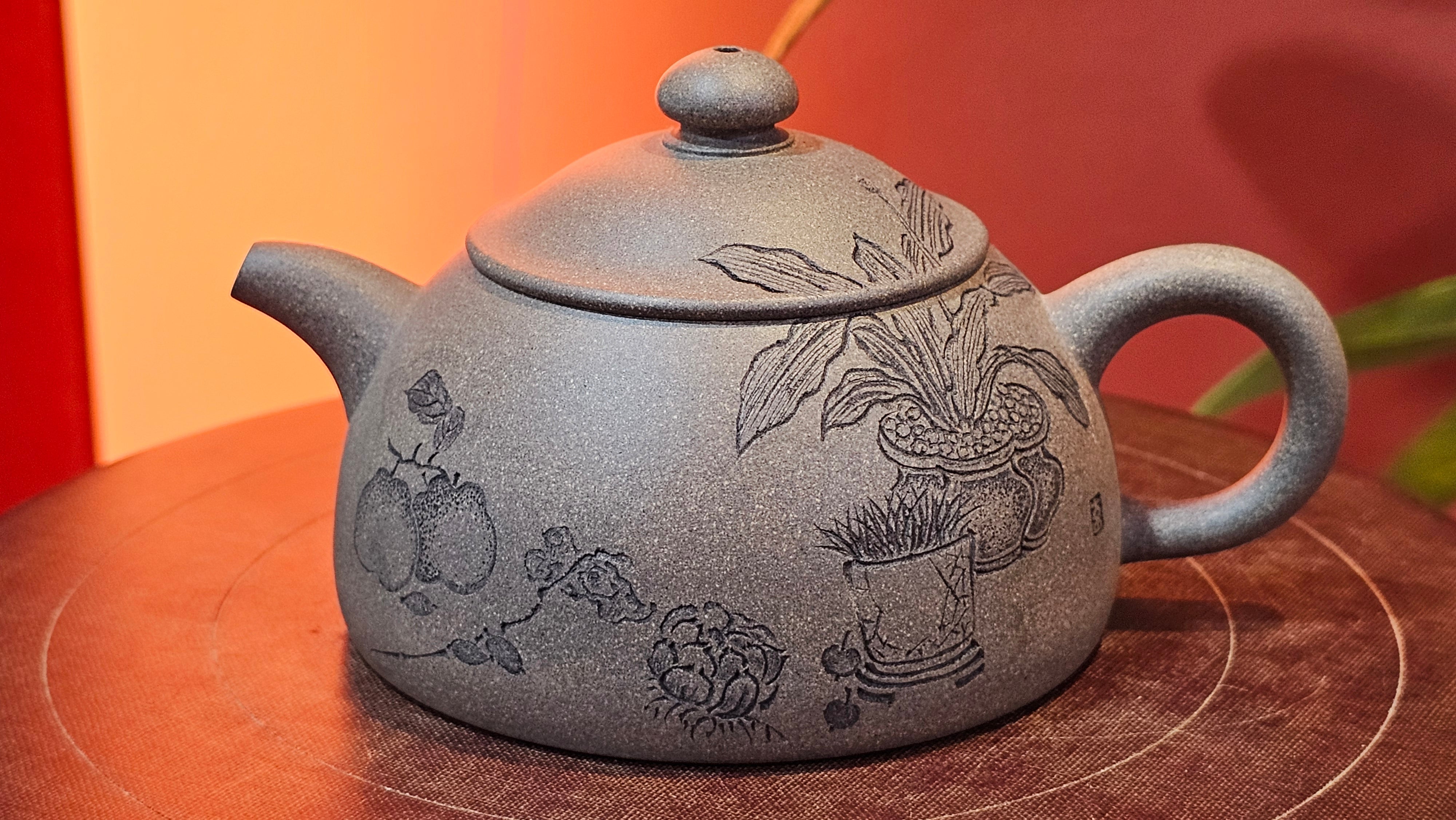 Ban Yue Hu《半月壶》~ "Half Moon Pot", 140.8ml, Qing Hui Duan 青灰段泥, by our Craftsman Zhang Huan 张欢, "Qing Gong Tu" 清供图 Engraving by Craftsman Nan Shan Lao Ren 南山老人 ~ Congratulations to Ms M.L.! 0831hrs 10th August 2025! Phoenix, AZ!
