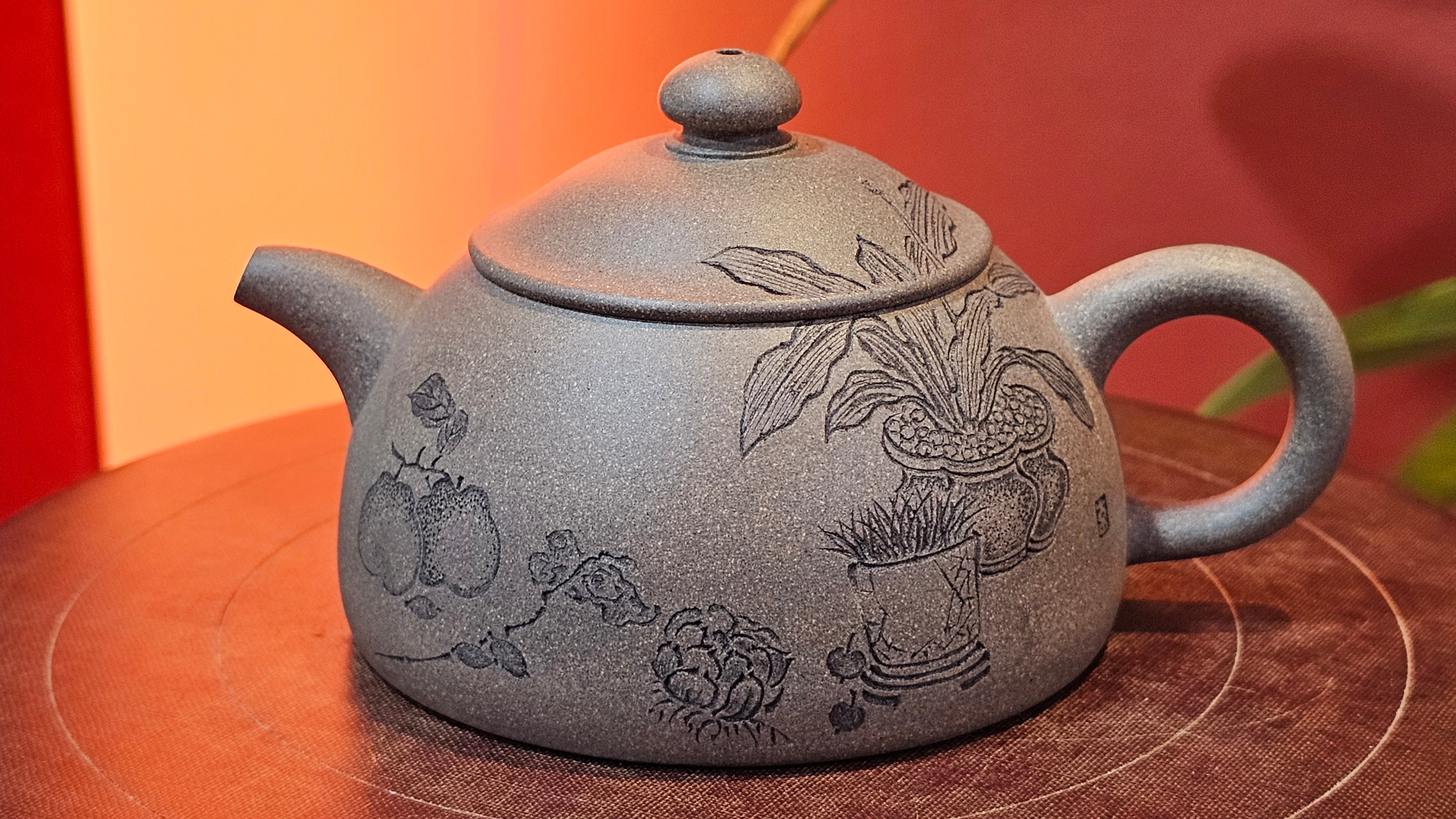 Ban Yue Hu《半月壶》~ "Half Moon Pot", 140.8ml, Qing Hui Duan 青灰段泥, by our Craftsman Zhang Huan 张欢, "Qing Gong Tu" 清供图 Engraving by Craftsman Nan Shan Lao Ren 南山老人 ~ Congratulations to Ms M.L.! 0831hrs 10th August 2025! Phoenix, AZ!