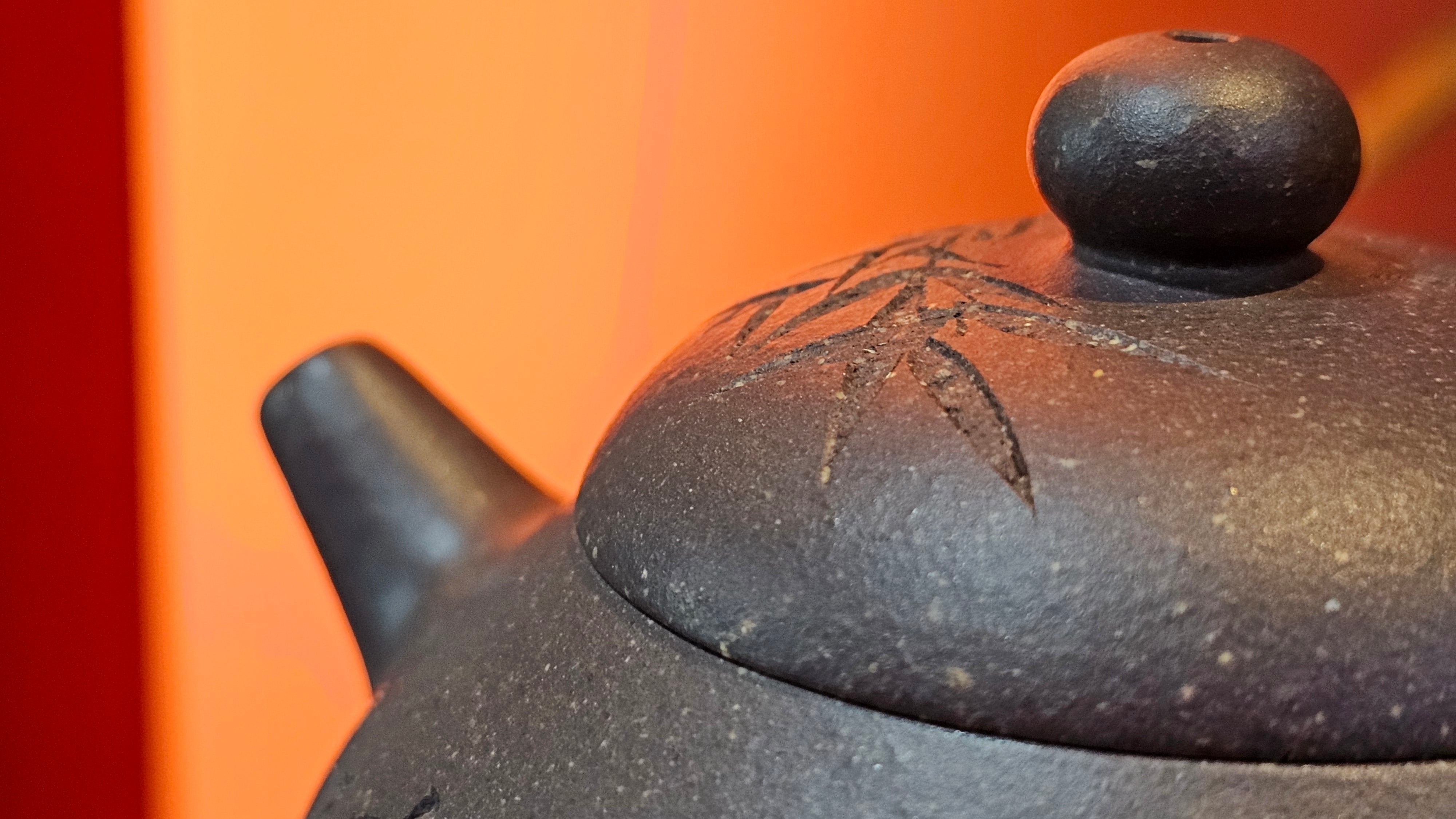 Du Zhi Hu《笃志壶》, 173.9ml, Hei Zi Ni 黑紫泥, by our Craftsman Zhang Huan 张欢, Calligraphy and Bamboos Engraving by Craftsman Yi Cheng 逸成。