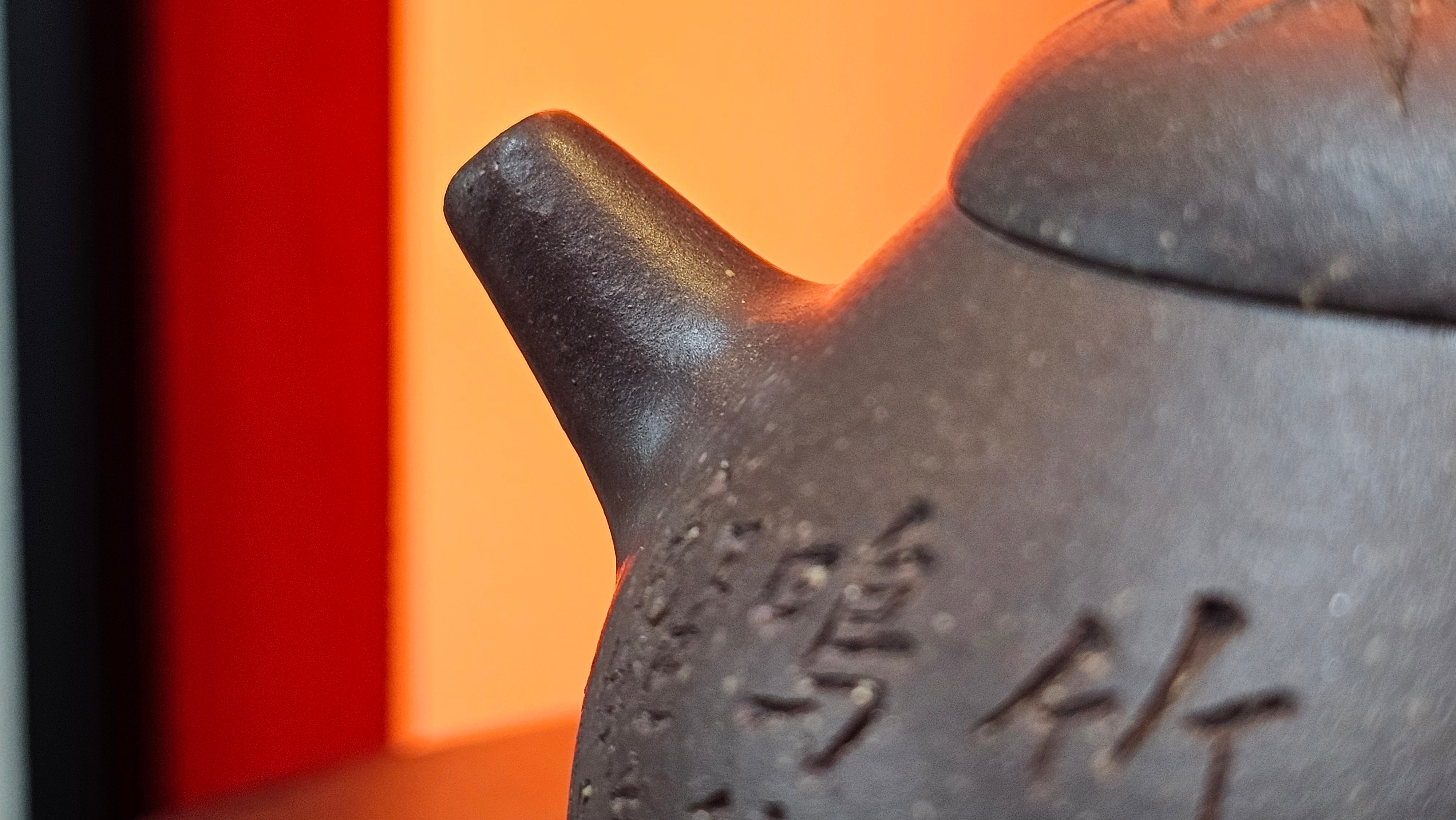 Du Zhi Hu《笃志壶》, 173.9ml, Hei Zi Ni 黑紫泥, by our Craftsman Zhang Huan 张欢, Calligraphy and Bamboos Engraving by Craftsman Yi Cheng 逸成。
