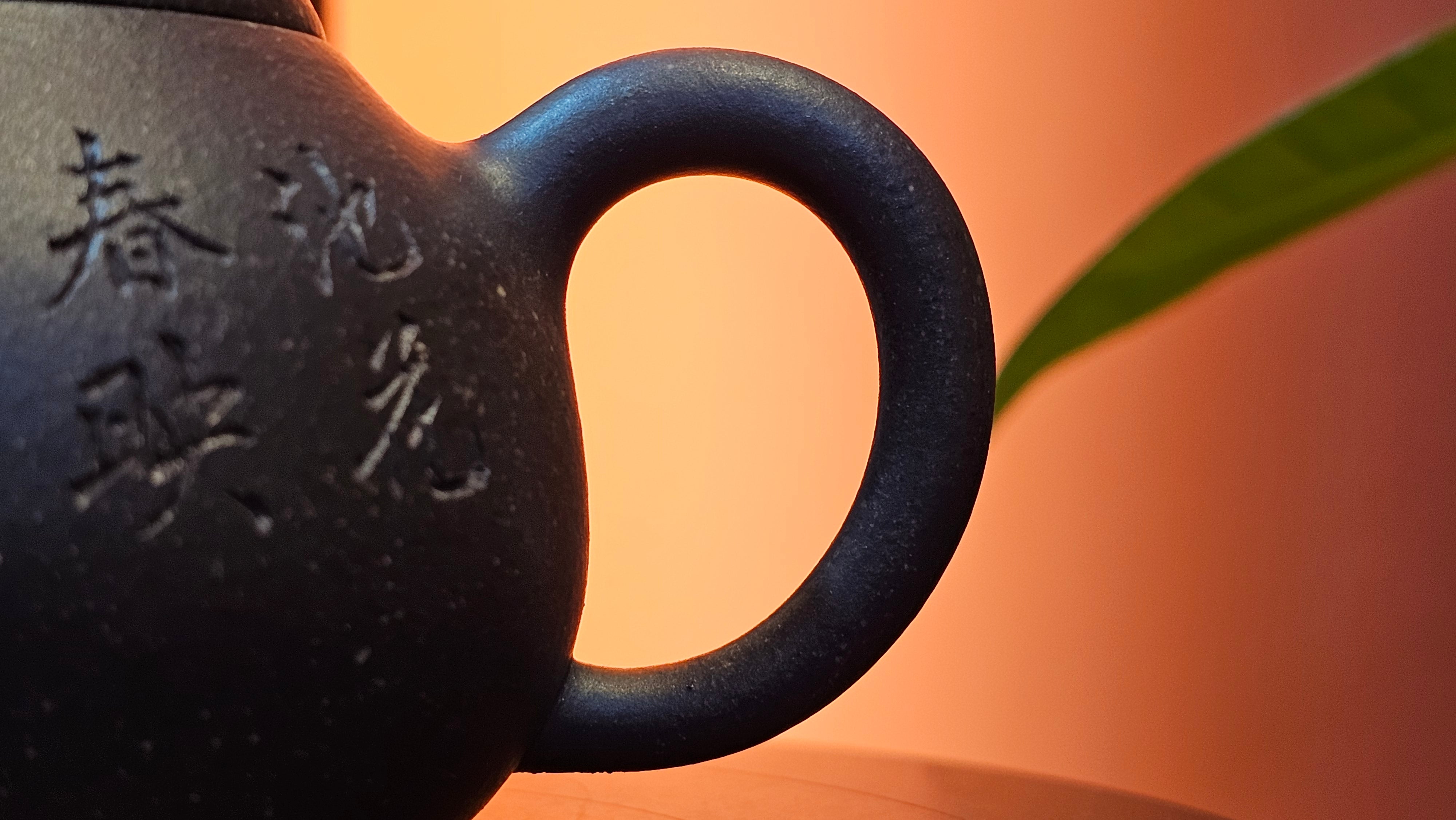 Du Zhi Hu《笃志壶》, 173.9ml, Hei Zi Ni 黑紫泥, by our Craftsman Zhang Huan 张欢, Calligraphy and Bamboos Engraving by Craftsman Yi Cheng 逸成。