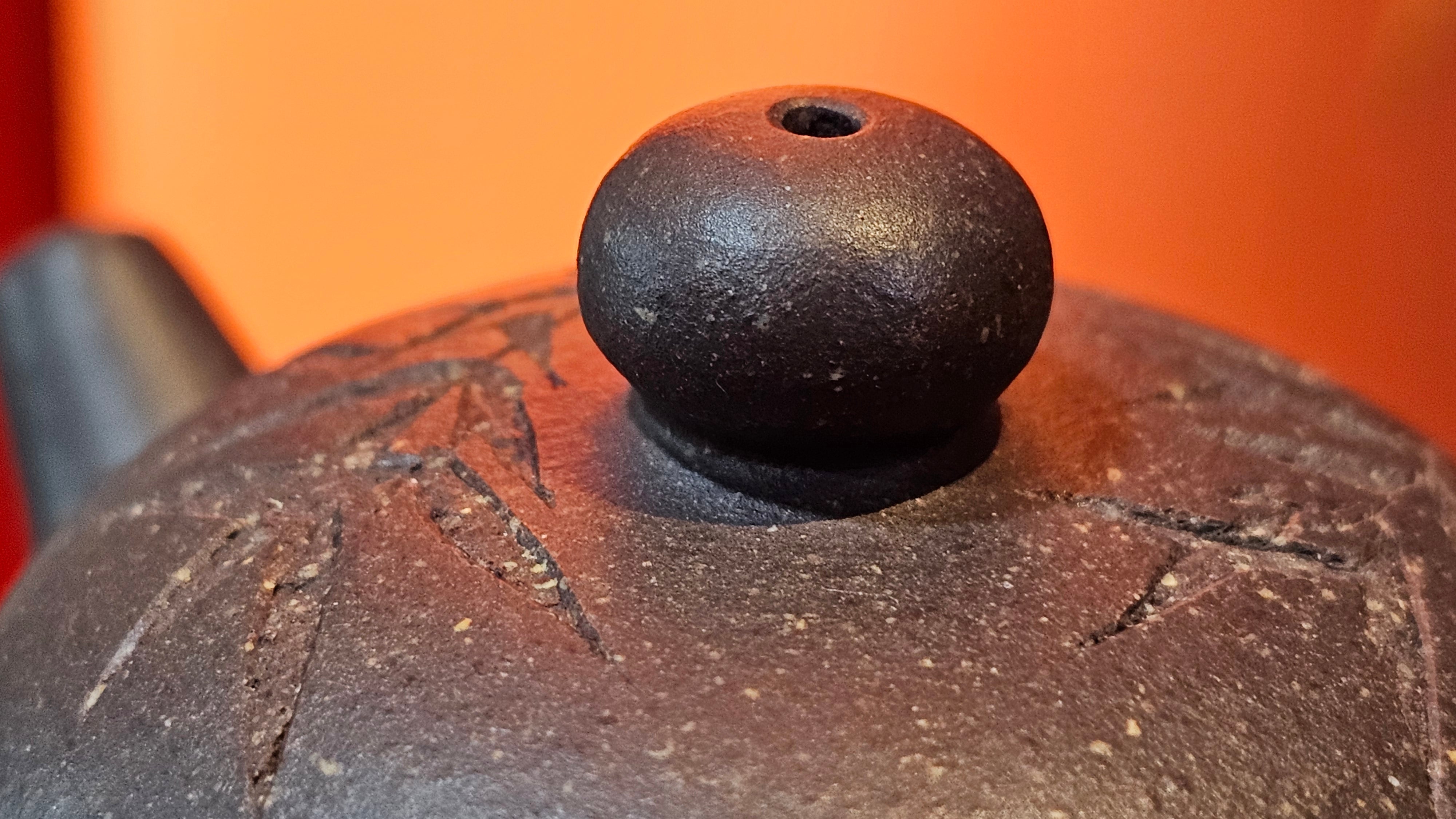 Du Zhi Hu《笃志壶》, 173.9ml, Hei Zi Ni 黑紫泥, by our Craftsman Zhang Huan 张欢, Calligraphy and Bamboos Engraving by Craftsman Yi Cheng 逸成。