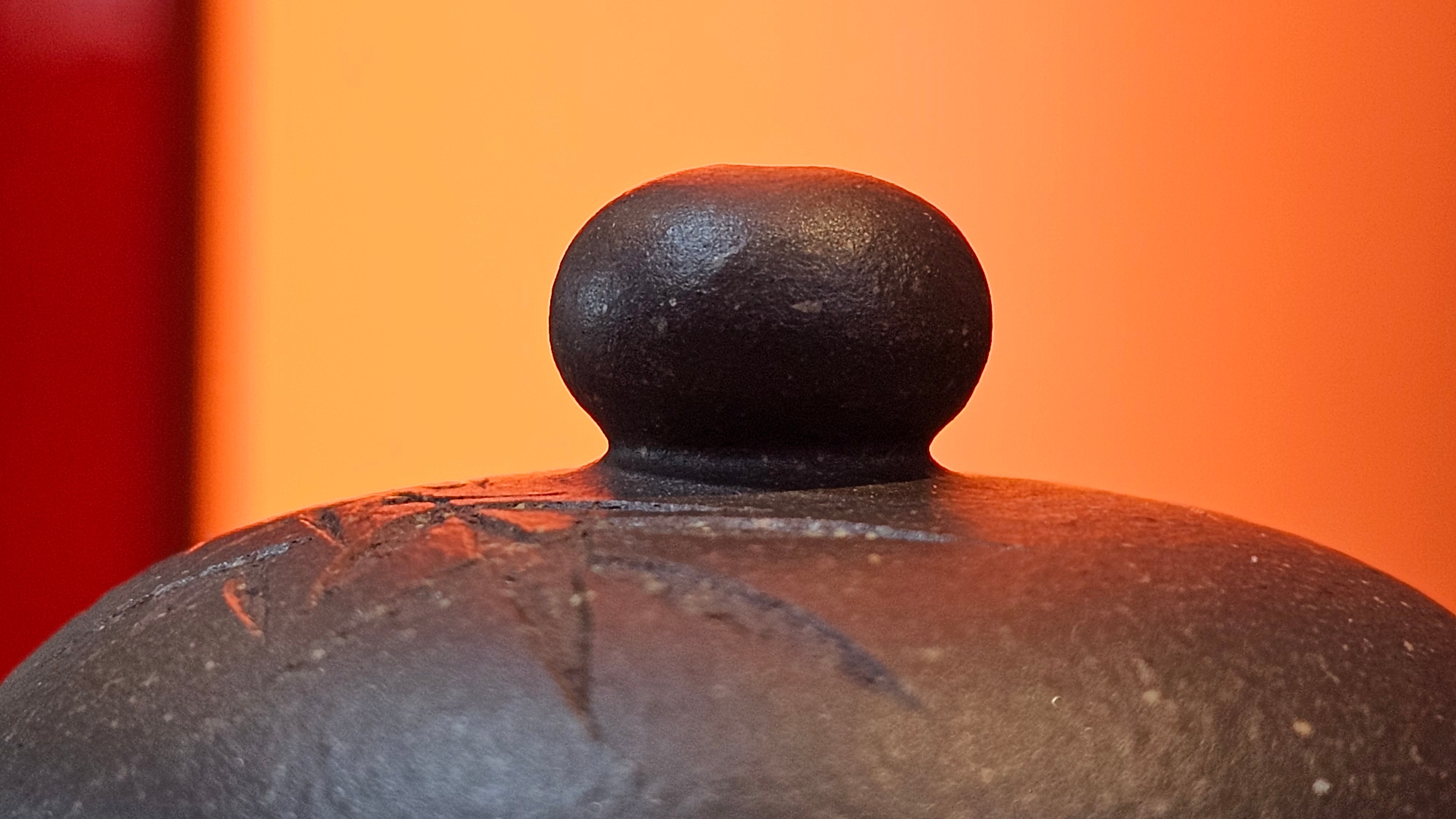 Du Zhi Hu《笃志壶》, 173.9ml, Hei Zi Ni 黑紫泥, by our Craftsman Zhang Huan 张欢, Calligraphy and Bamboos Engraving by Craftsman Yi Cheng 逸成。