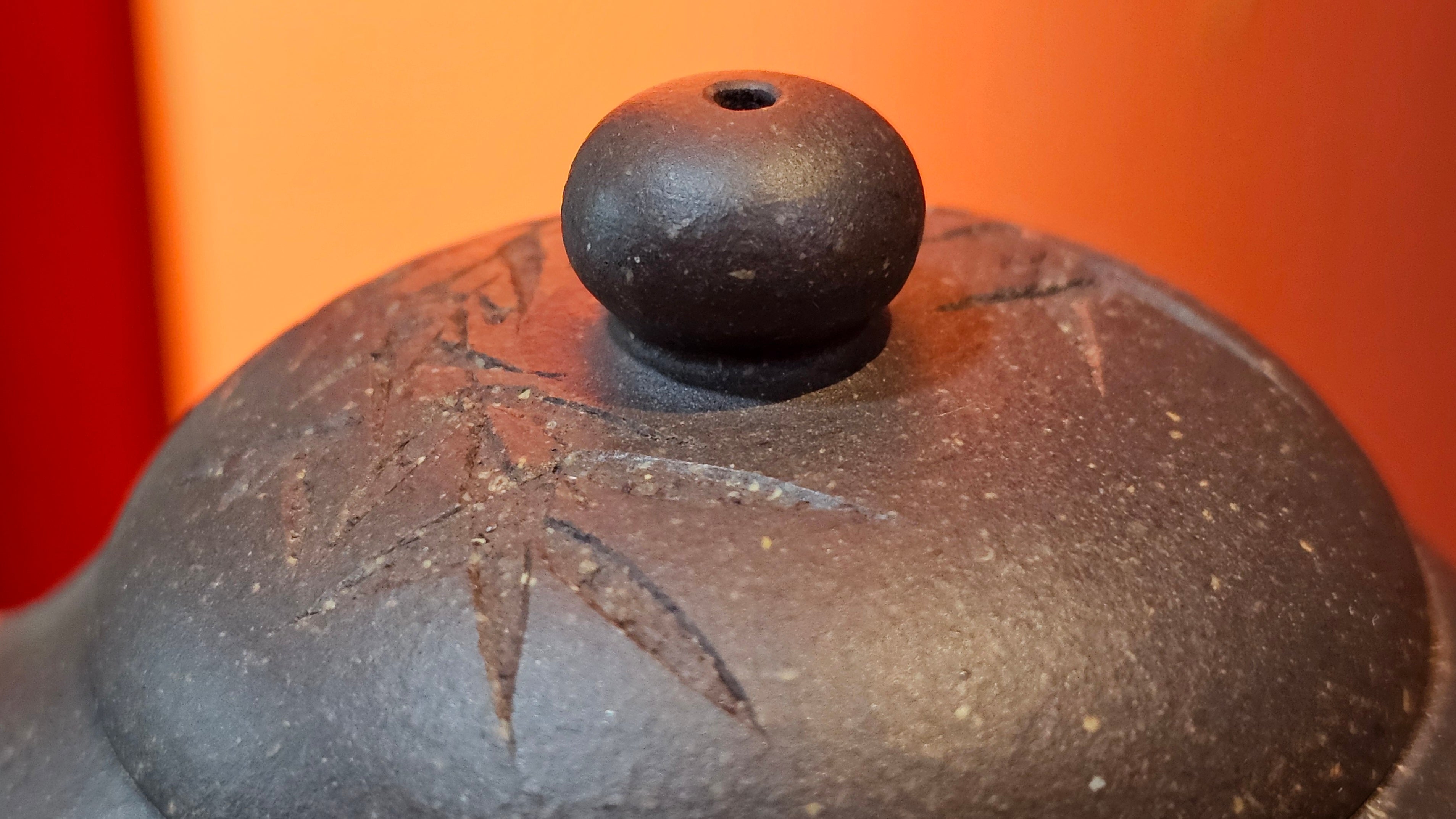 Du Zhi Hu《笃志壶》, 173.9ml, Hei Zi Ni 黑紫泥, by our Craftsman Zhang Huan 张欢, Calligraphy and Bamboos Engraving by Craftsman Yi Cheng 逸成。