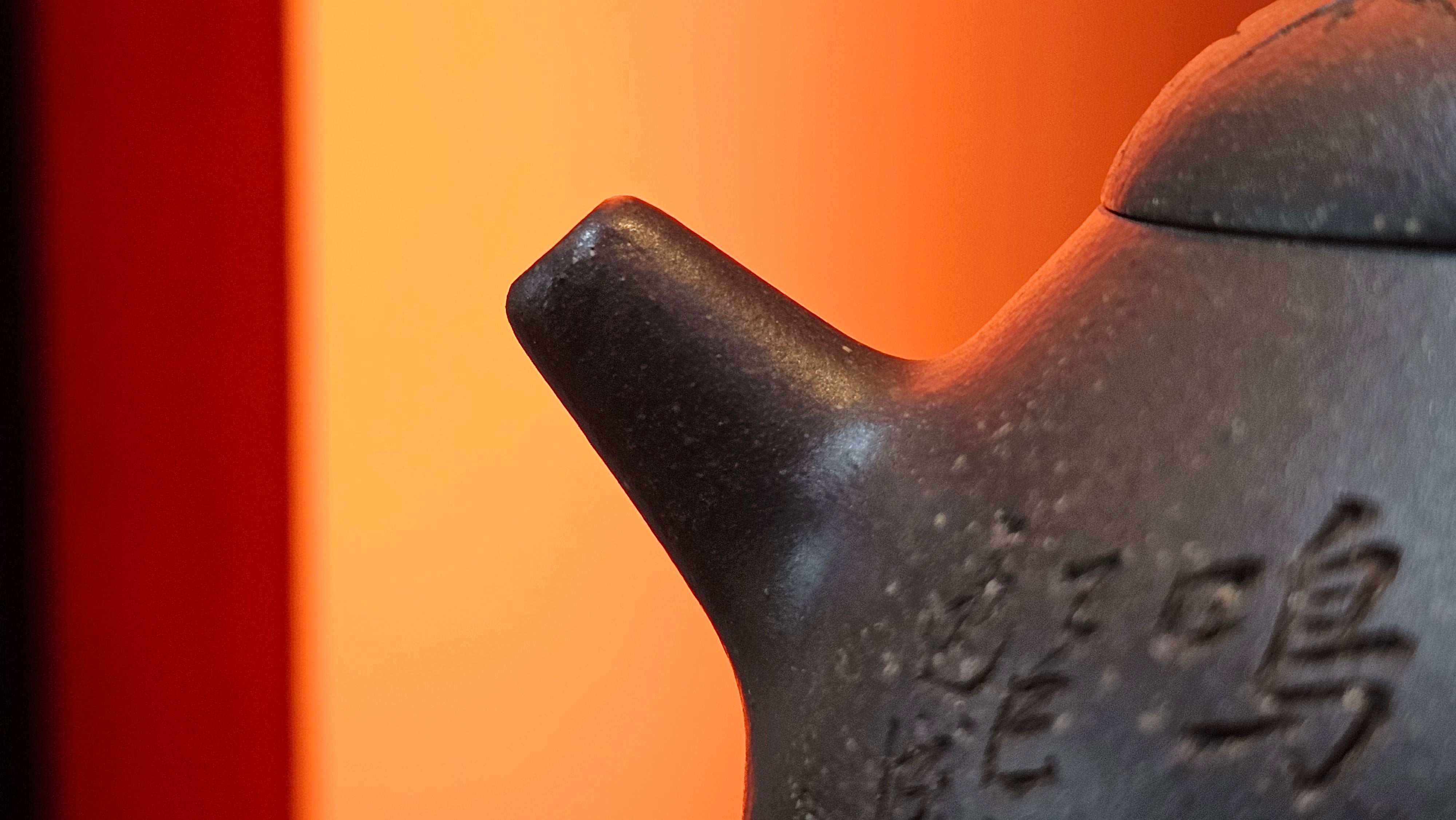 Du Zhi Hu《笃志壶》, 173.9ml, Hei Zi Ni 黑紫泥, by our Craftsman Zhang Huan 张欢, Calligraphy and Bamboos Engraving by Craftsman Yi Cheng 逸成。