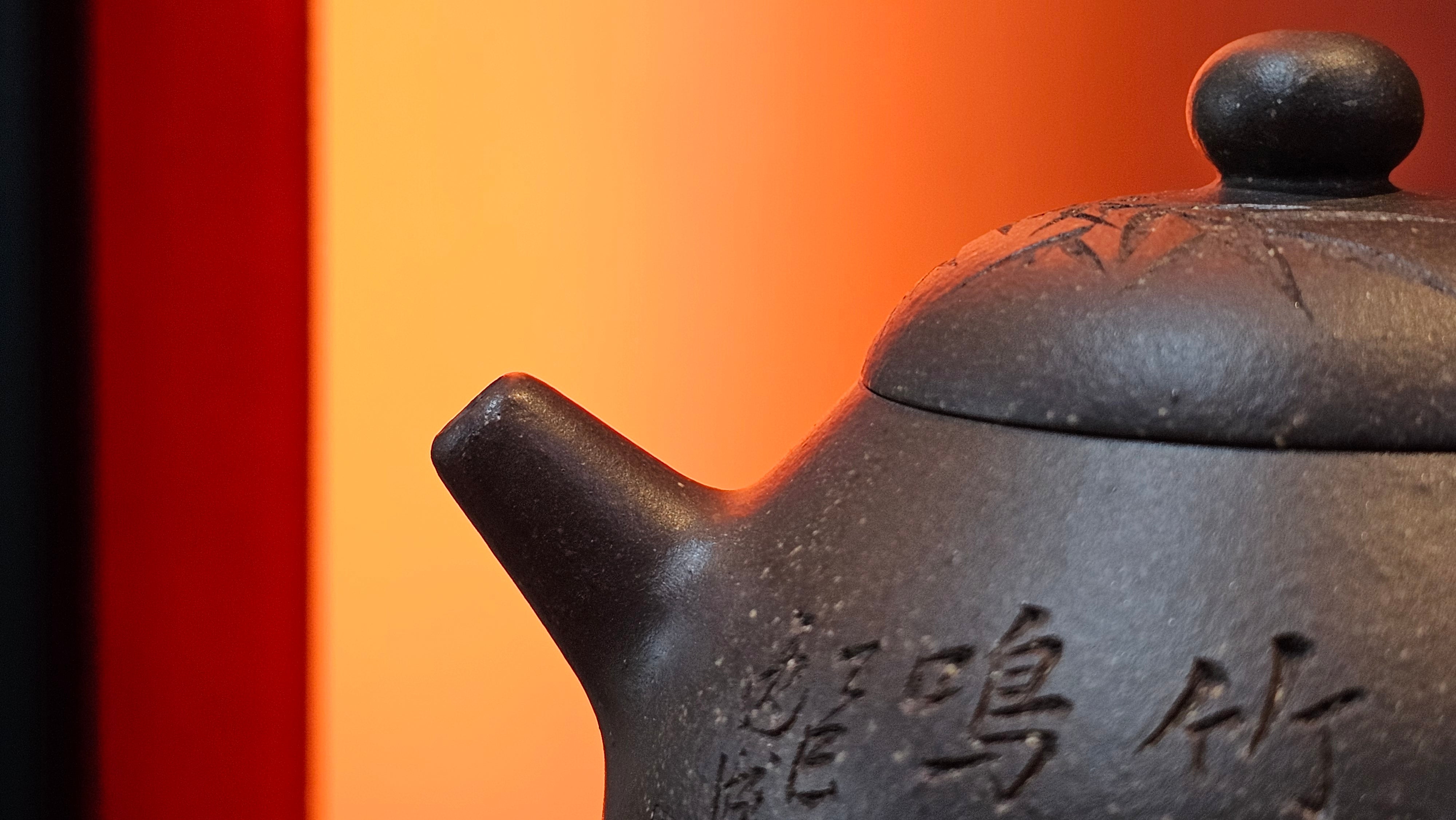 Du Zhi Hu《笃志壶》, 173.9ml, Hei Zi Ni 黑紫泥, by our Craftsman Zhang Huan 张欢, Calligraphy and Bamboos Engraving by Craftsman Yi Cheng 逸成。