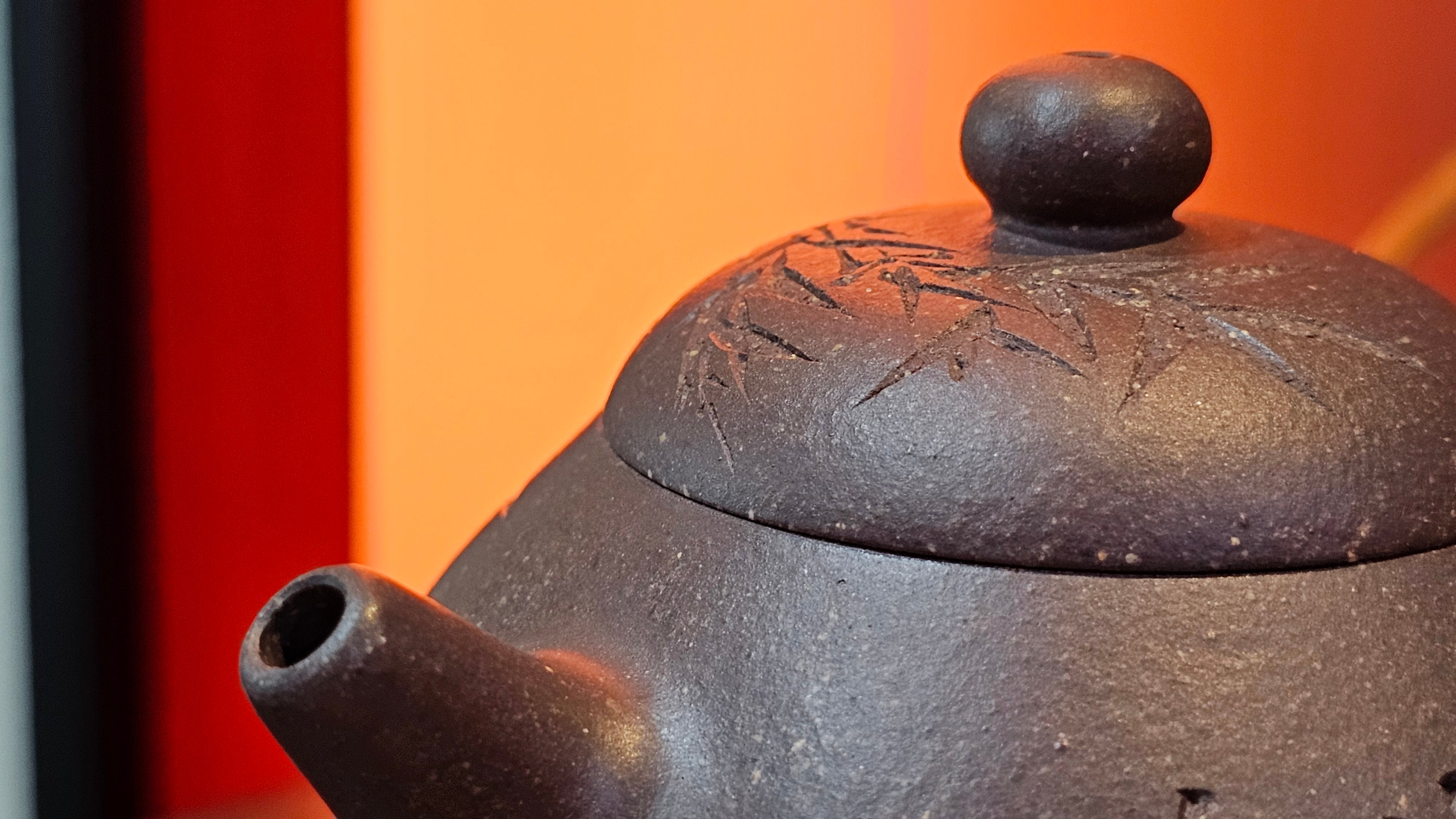 Du Zhi Hu《笃志壶》, 173.9ml, Hei Zi Ni 黑紫泥, by our Craftsman Zhang Huan 张欢, Calligraphy and Bamboos Engraving by Craftsman Yi Cheng 逸成。