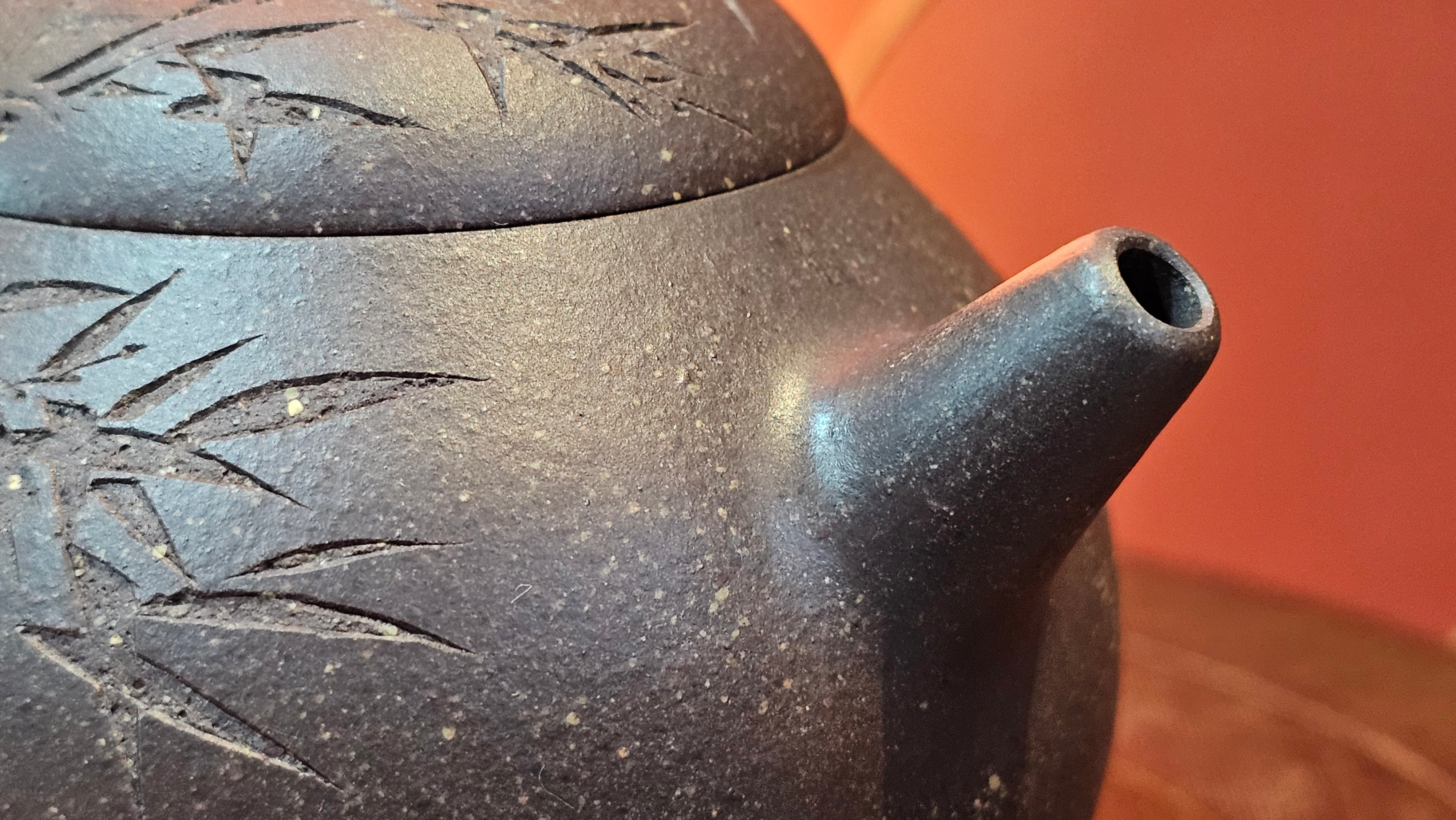 Du Zhi Hu《笃志壶》, 173.9ml, Hei Zi Ni 黑紫泥, by our Craftsman Zhang Huan 张欢, Calligraphy and Bamboos Engraving by Craftsman Yi Cheng 逸成。