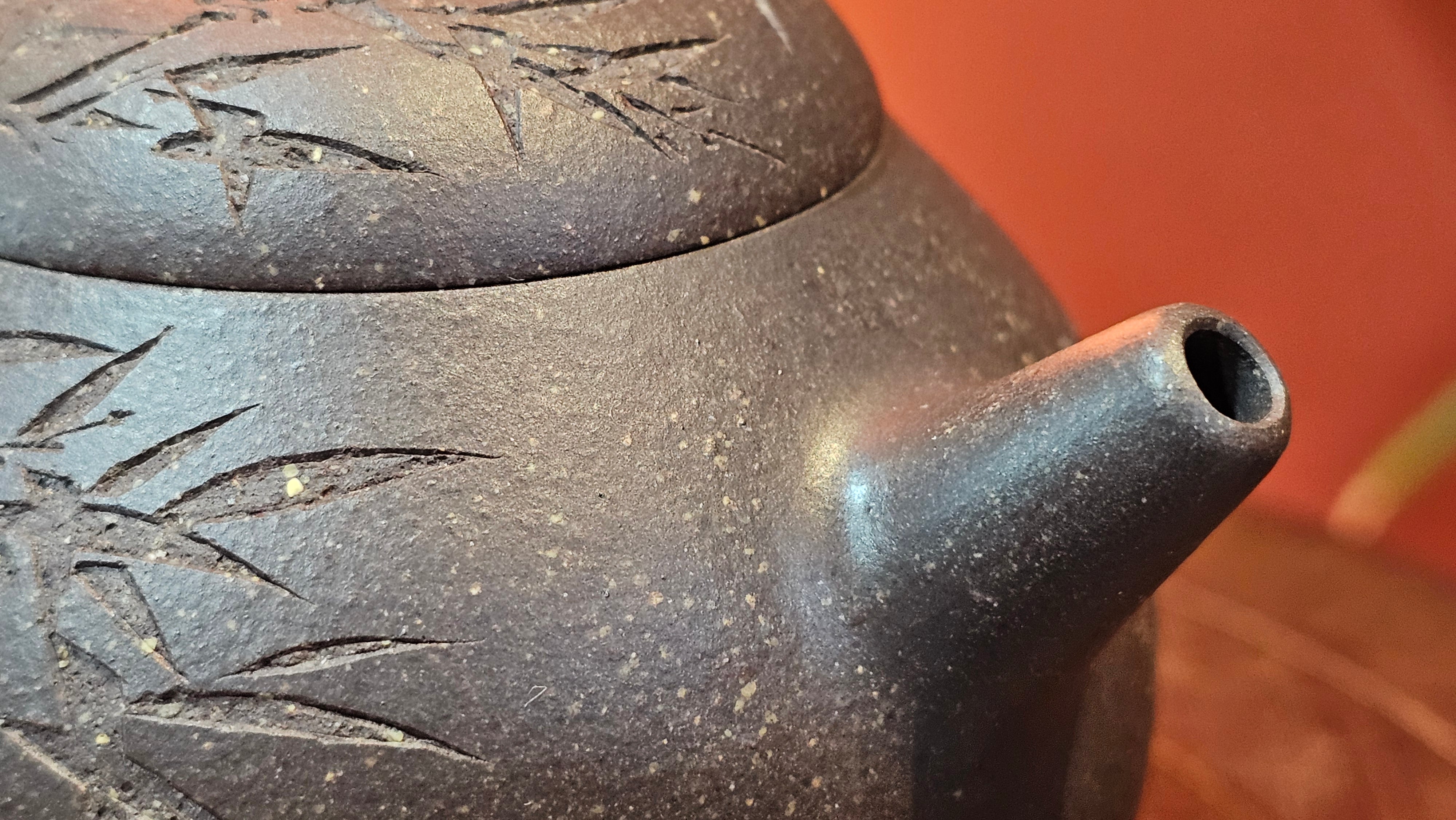 Du Zhi Hu《笃志壶》, 173.9ml, Hei Zi Ni 黑紫泥, by our Craftsman Zhang Huan 张欢, Calligraphy and Bamboos Engraving by Craftsman Yi Cheng 逸成。