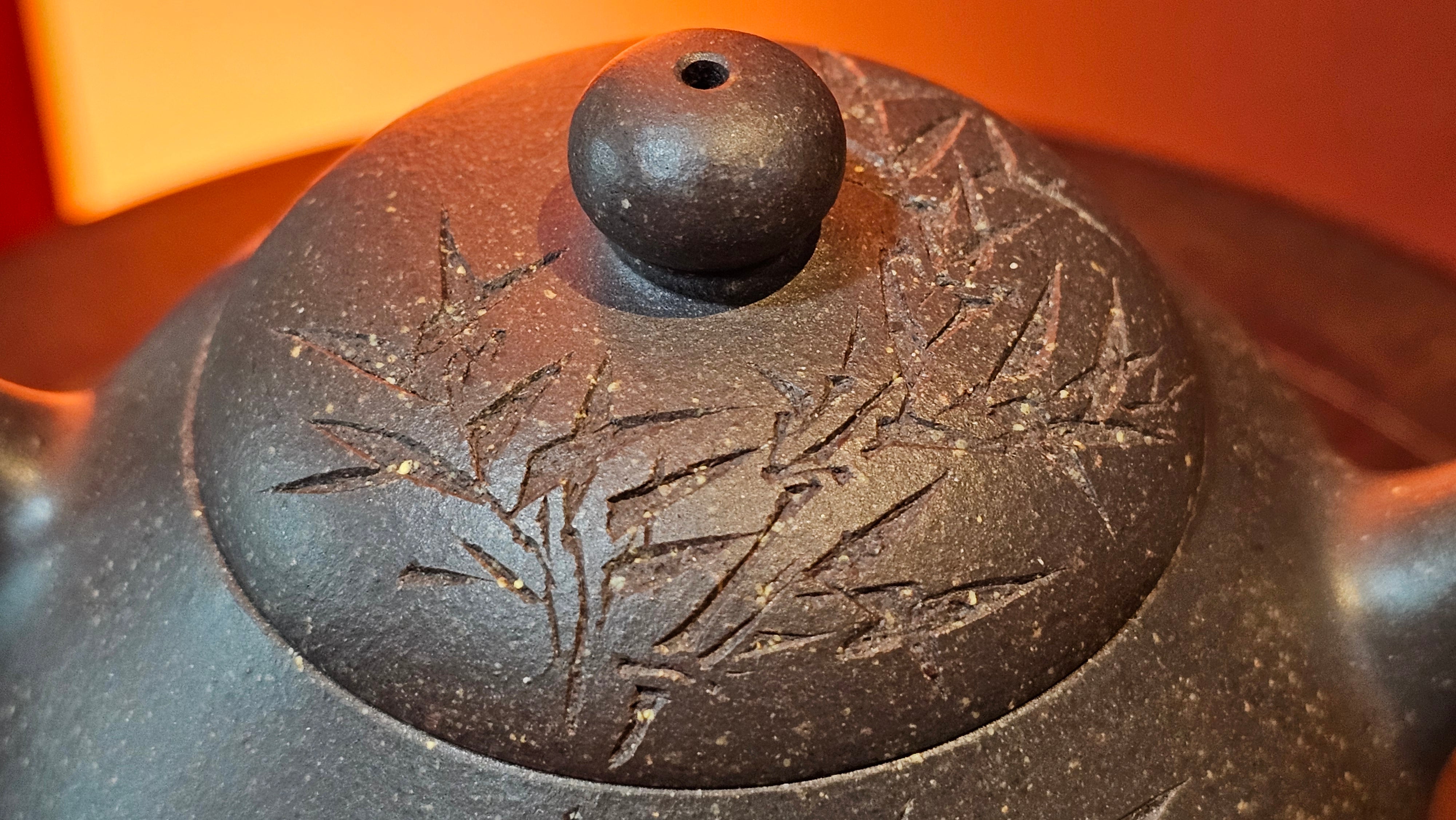 Du Zhi Hu《笃志壶》, 173.9ml, Hei Zi Ni 黑紫泥, by our Craftsman Zhang Huan 张欢, Calligraphy and Bamboos Engraving by Craftsman Yi Cheng 逸成。