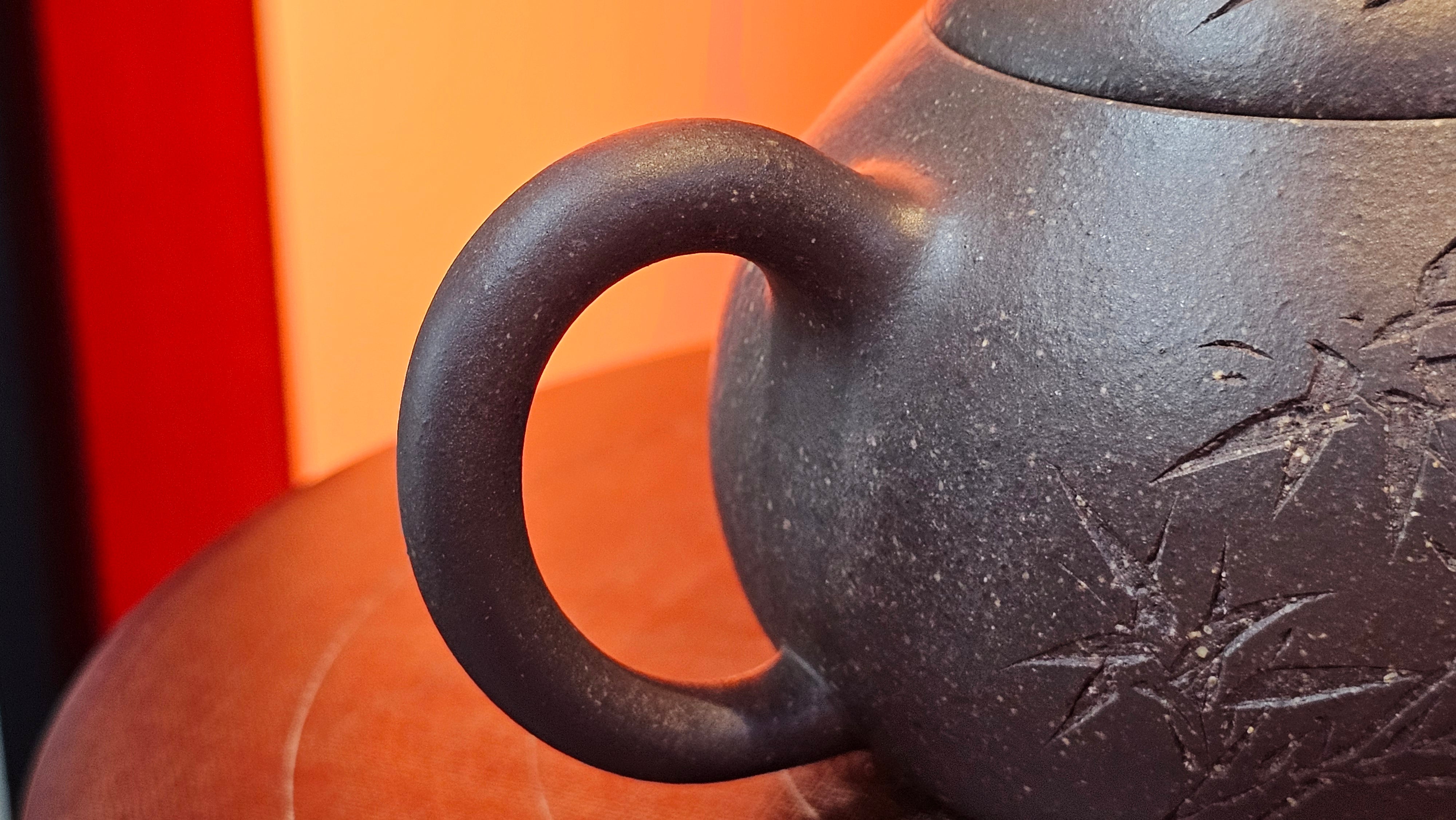 Du Zhi Hu《笃志壶》, 173.9ml, Hei Zi Ni 黑紫泥, by our Craftsman Zhang Huan 张欢, Calligraphy and Bamboos Engraving by Craftsman Yi Cheng 逸成。