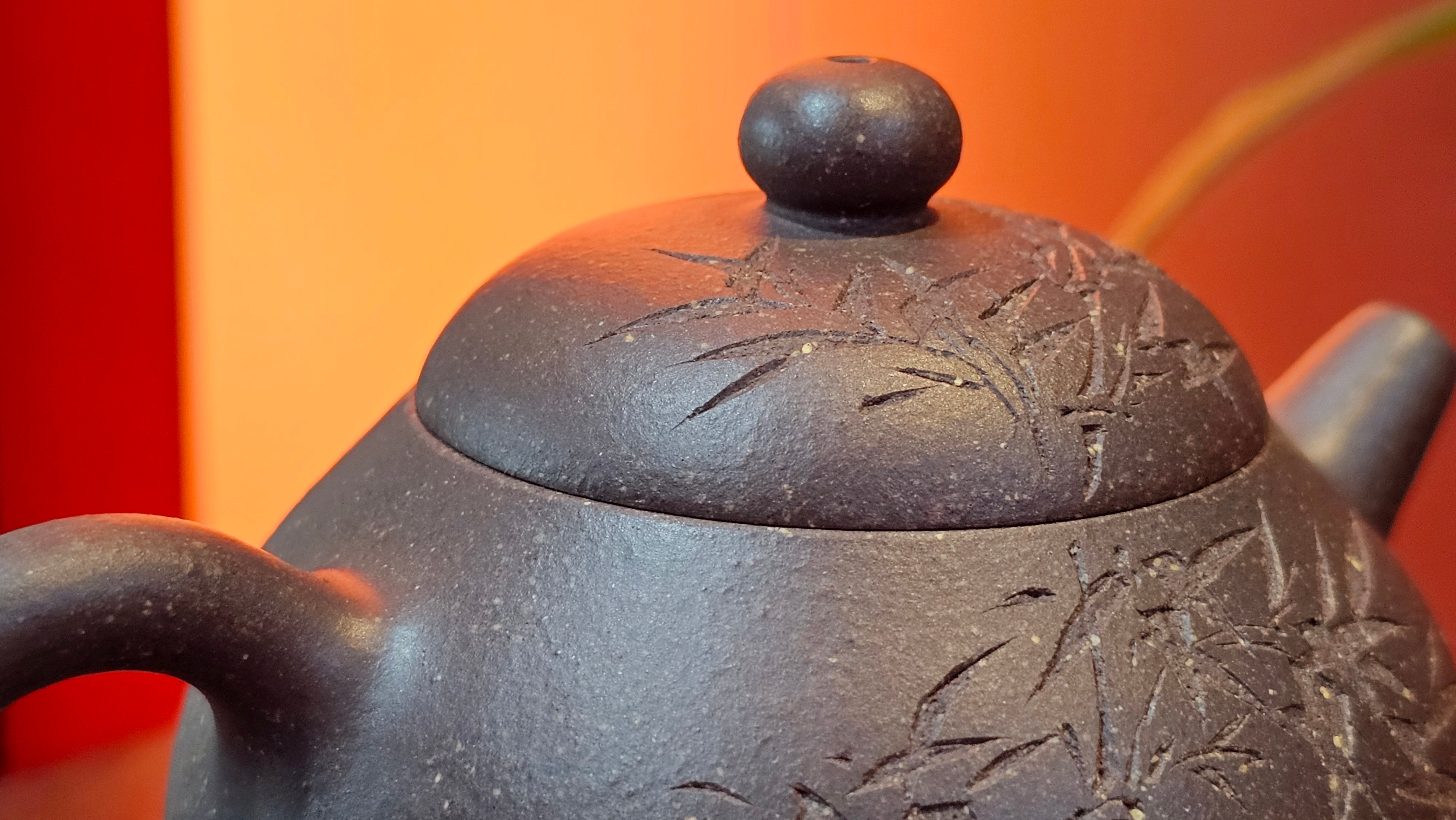 Du Zhi Hu《笃志壶》, 173.9ml, Hei Zi Ni 黑紫泥, by our Craftsman Zhang Huan 张欢, Calligraphy and Bamboos Engraving by Craftsman Yi Cheng 逸成。