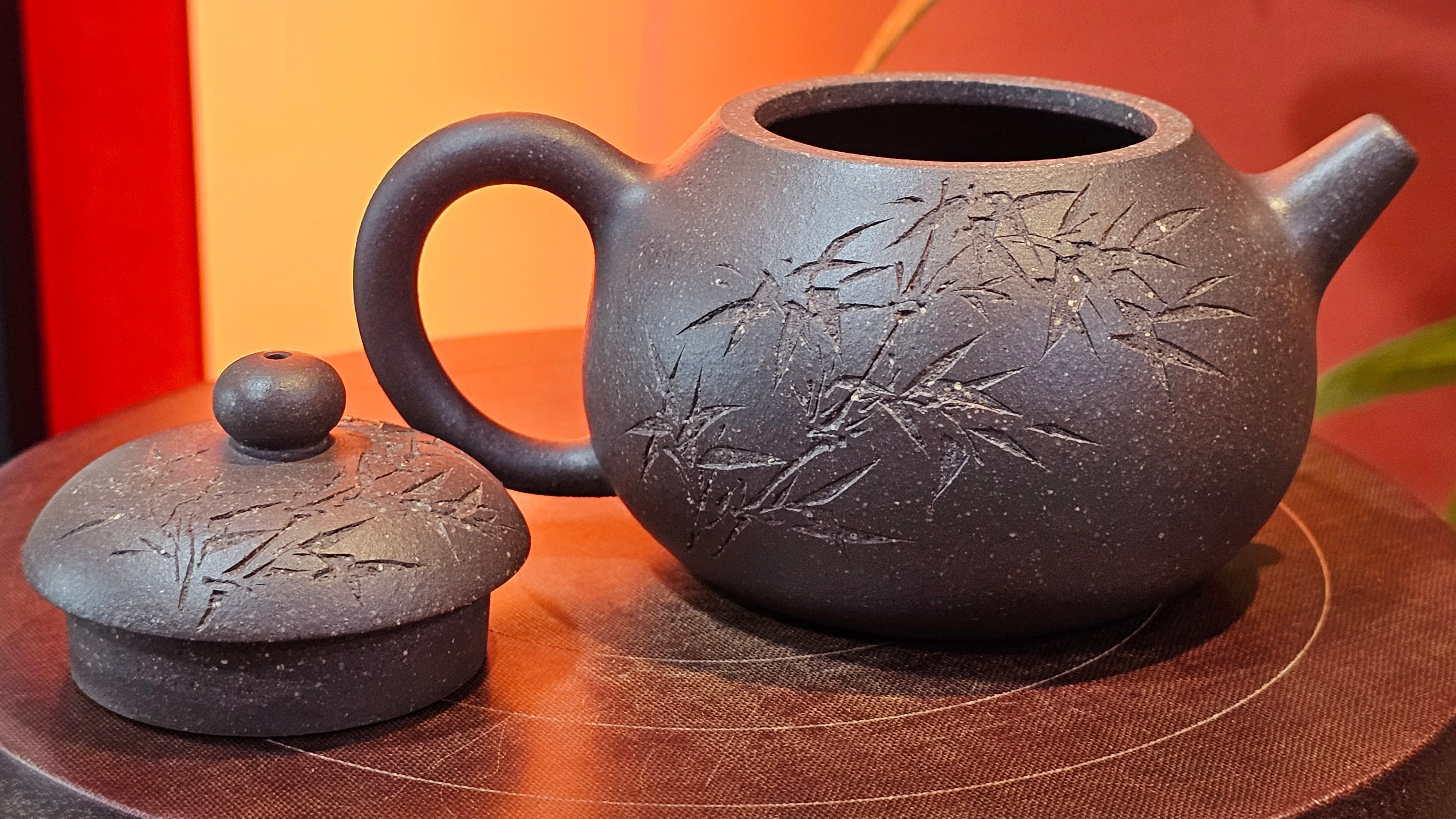 Du Zhi Hu《笃志壶》, 173.9ml, Hei Zi Ni 黑紫泥, by our Craftsman Zhang Huan 张欢, Calligraphy and Bamboos Engraving by Craftsman Yi Cheng 逸成。