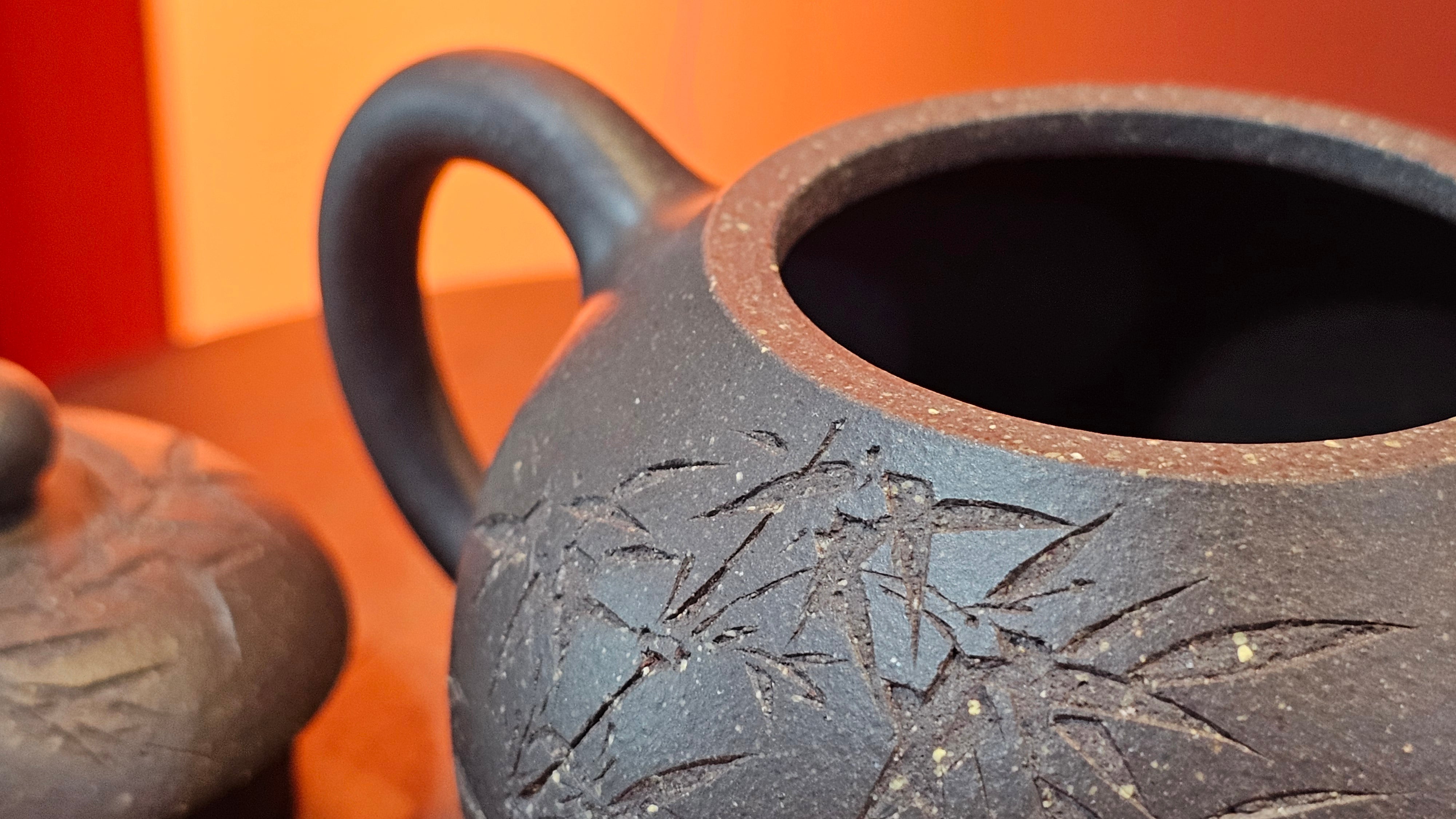 Du Zhi Hu《笃志壶》, 173.9ml, Hei Zi Ni 黑紫泥, by our Craftsman Zhang Huan 张欢, Calligraphy and Bamboos Engraving by Craftsman Yi Cheng 逸成。