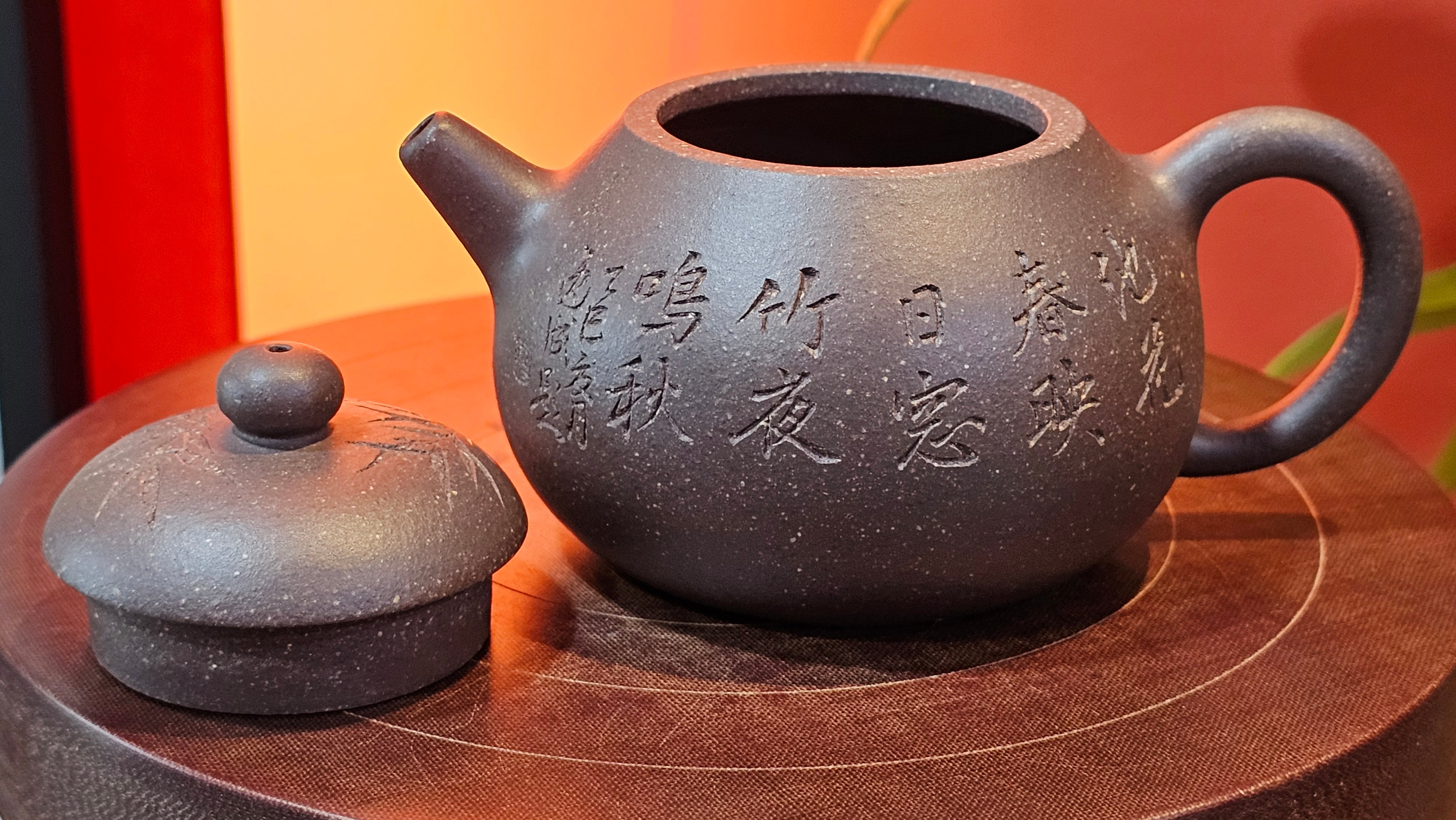 Du Zhi Hu《笃志壶》, 173.9ml, Hei Zi Ni 黑紫泥, by our Craftsman Zhang Huan 张欢, Calligraphy and Bamboos Engraving by Craftsman Yi Cheng 逸成。