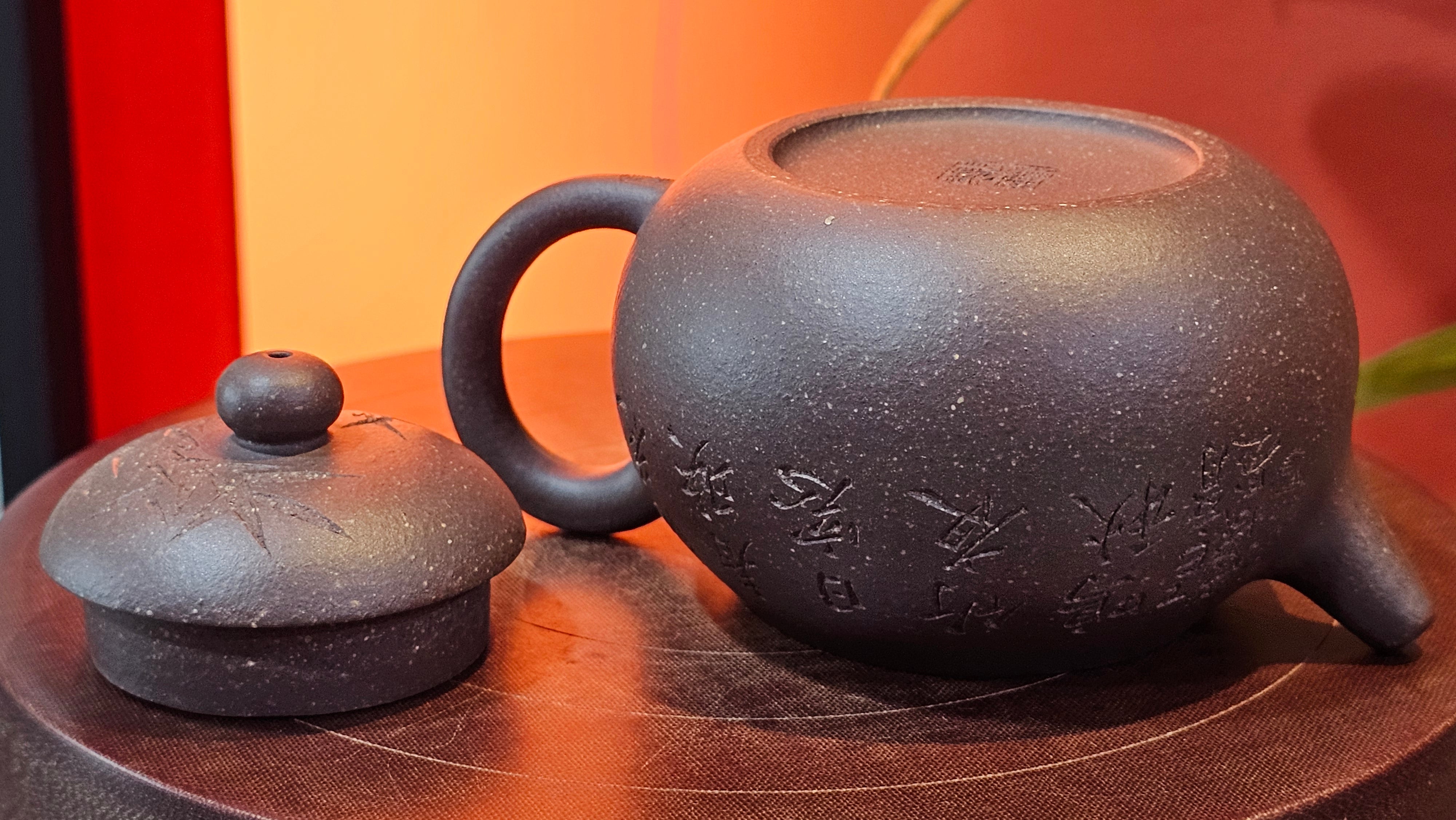 Du Zhi Hu《笃志壶》, 173.9ml, Hei Zi Ni 黑紫泥, by our Craftsman Zhang Huan 张欢, Calligraphy and Bamboos Engraving by Craftsman Yi Cheng 逸成。