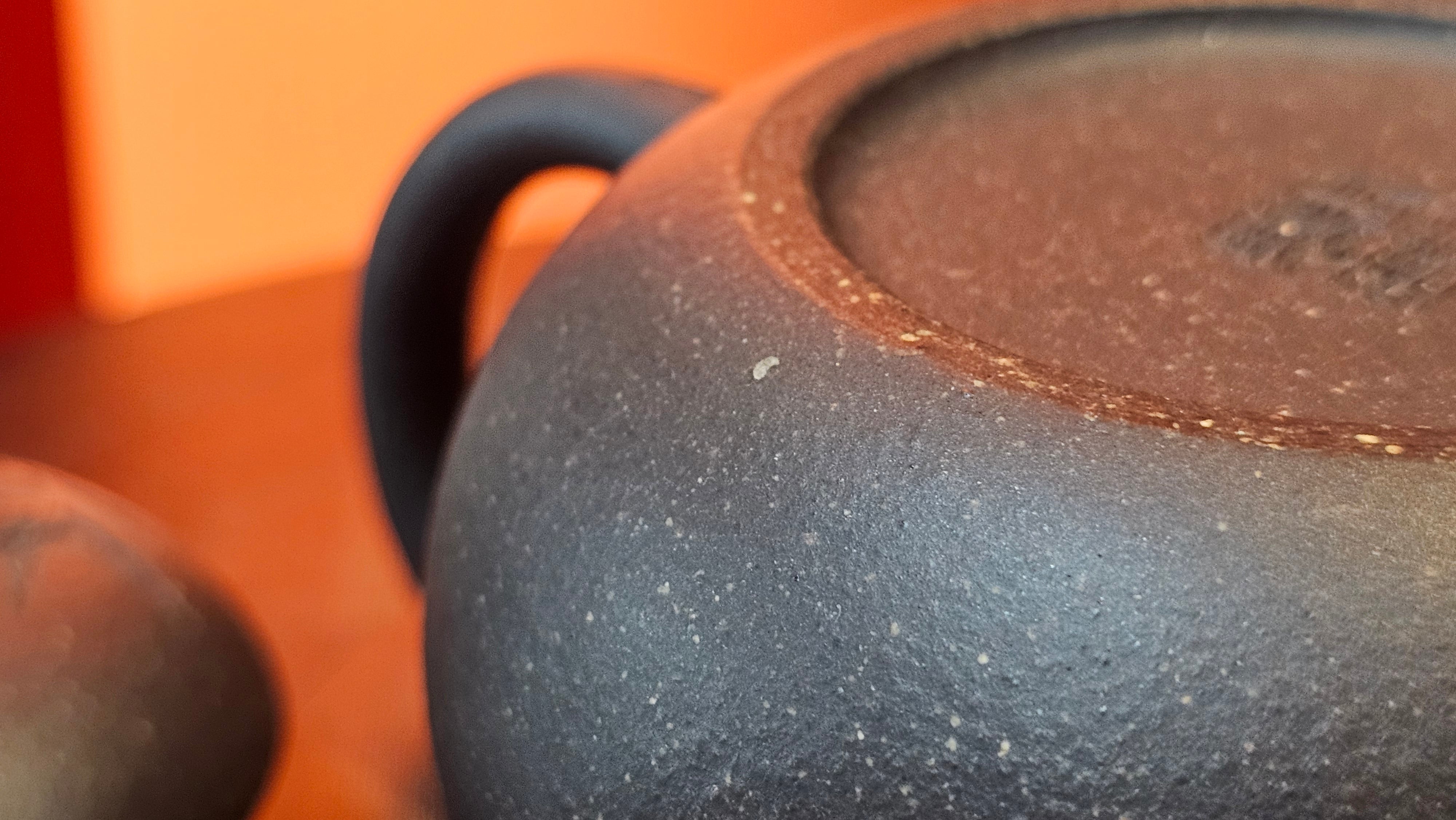 Du Zhi Hu《笃志壶》, 173.9ml, Hei Zi Ni 黑紫泥, by our Craftsman Zhang Huan 张欢, Calligraphy and Bamboos Engraving by Craftsman Yi Cheng 逸成。