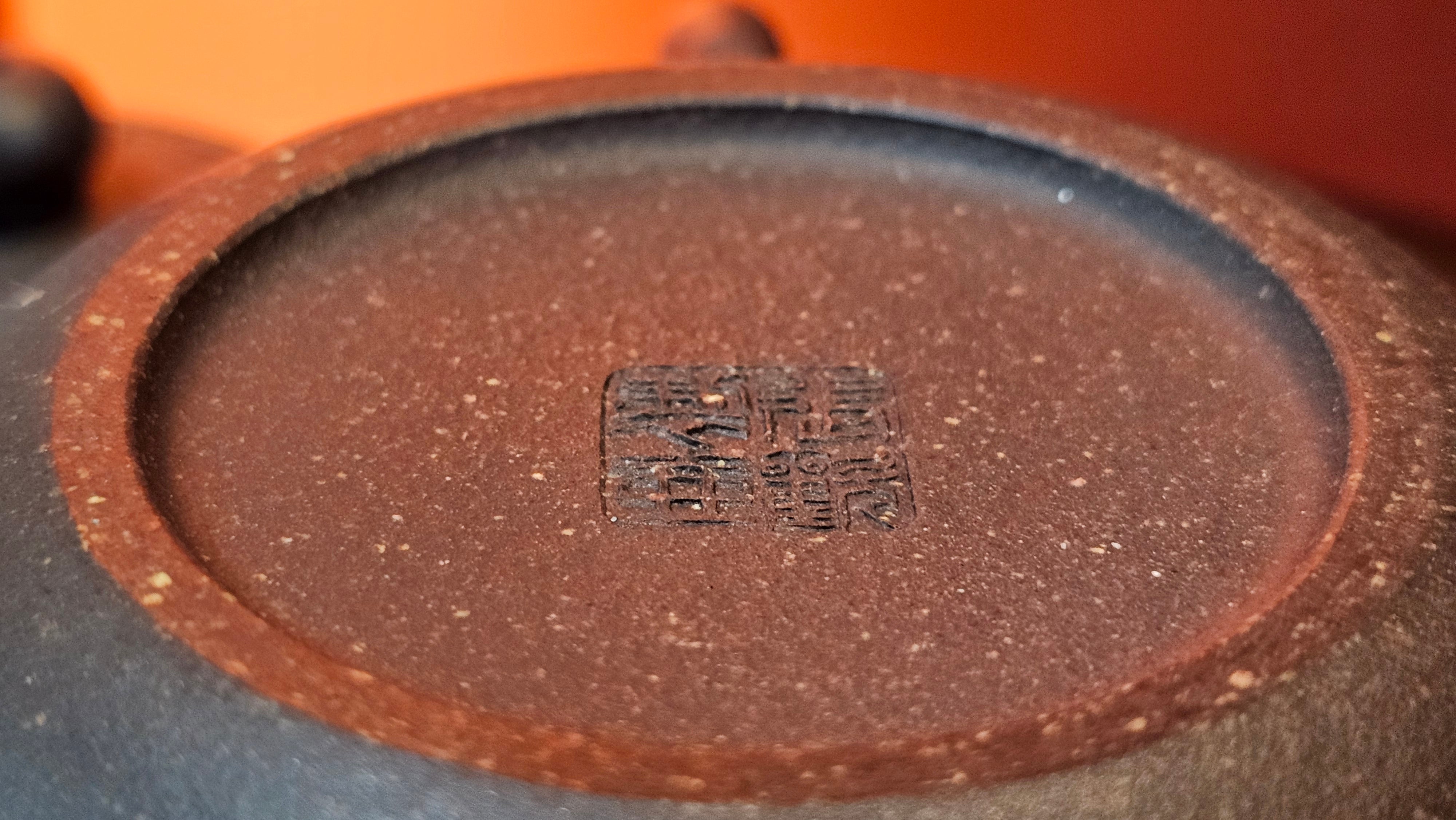 Du Zhi Hu《笃志壶》, 173.9ml, Hei Zi Ni 黑紫泥, by our Craftsman Zhang Huan 张欢, Calligraphy and Bamboos Engraving by Craftsman Yi Cheng 逸成。