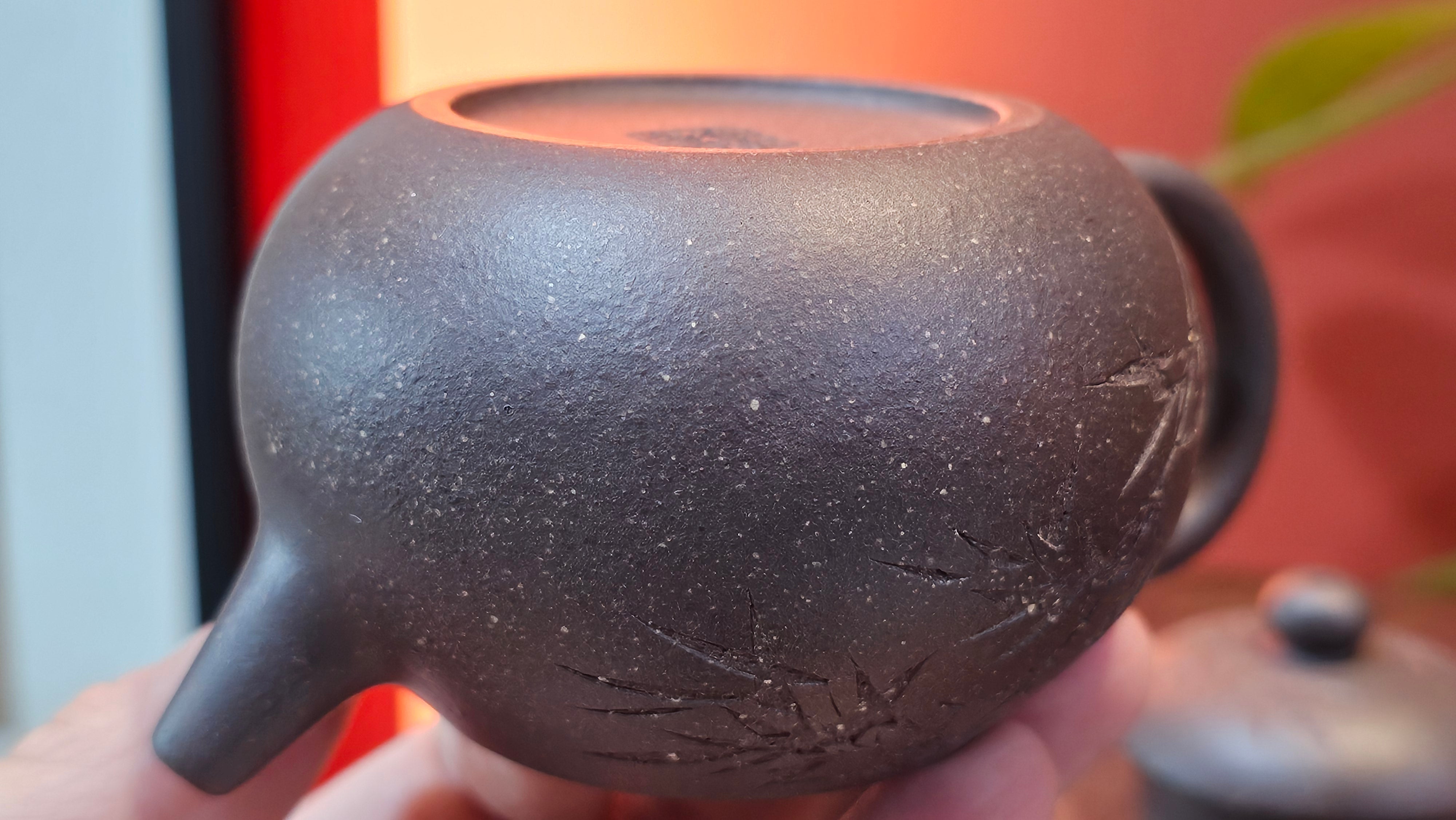 Du Zhi Hu《笃志壶》, 173.9ml, Hei Zi Ni 黑紫泥, by our Craftsman Zhang Huan 张欢, Calligraphy and Bamboos Engraving by Craftsman Yi Cheng 逸成。