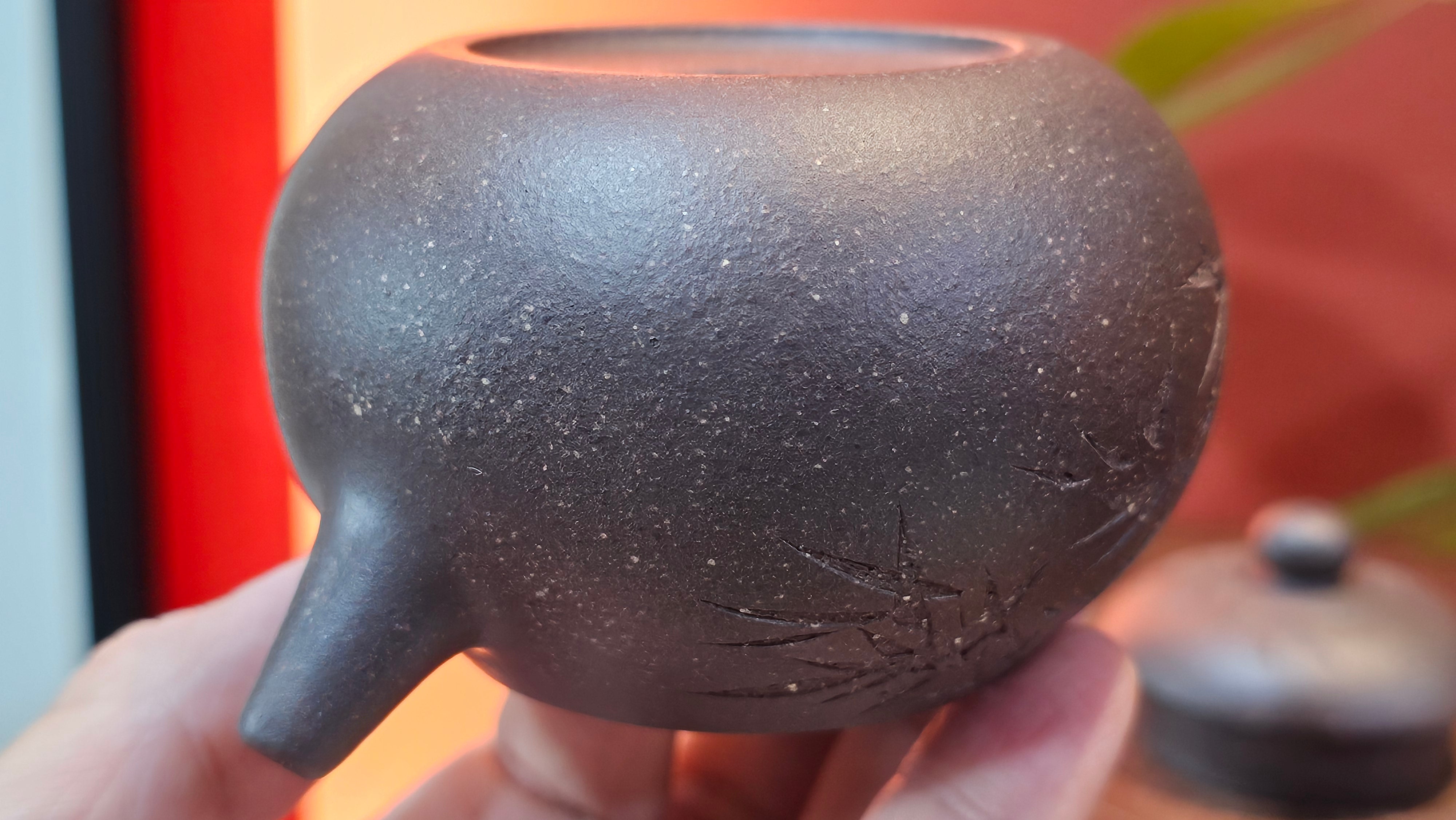 Du Zhi Hu《笃志壶》, 173.9ml, Hei Zi Ni 黑紫泥, by our Craftsman Zhang Huan 张欢, Calligraphy and Bamboos Engraving by Craftsman Yi Cheng 逸成。