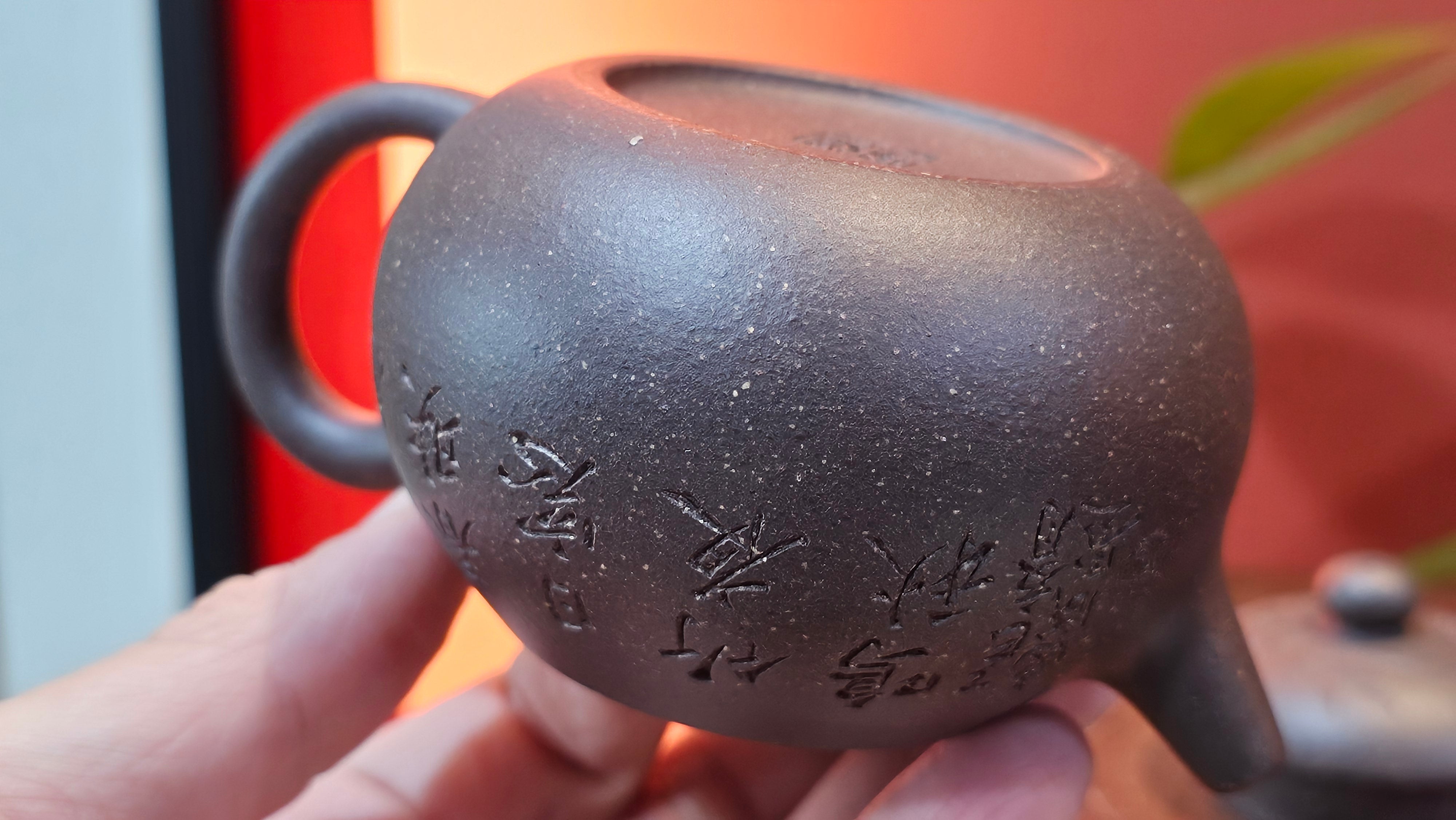 Du Zhi Hu《笃志壶》, 173.9ml, Hei Zi Ni 黑紫泥, by our Craftsman Zhang Huan 张欢, Calligraphy and Bamboos Engraving by Craftsman Yi Cheng 逸成。