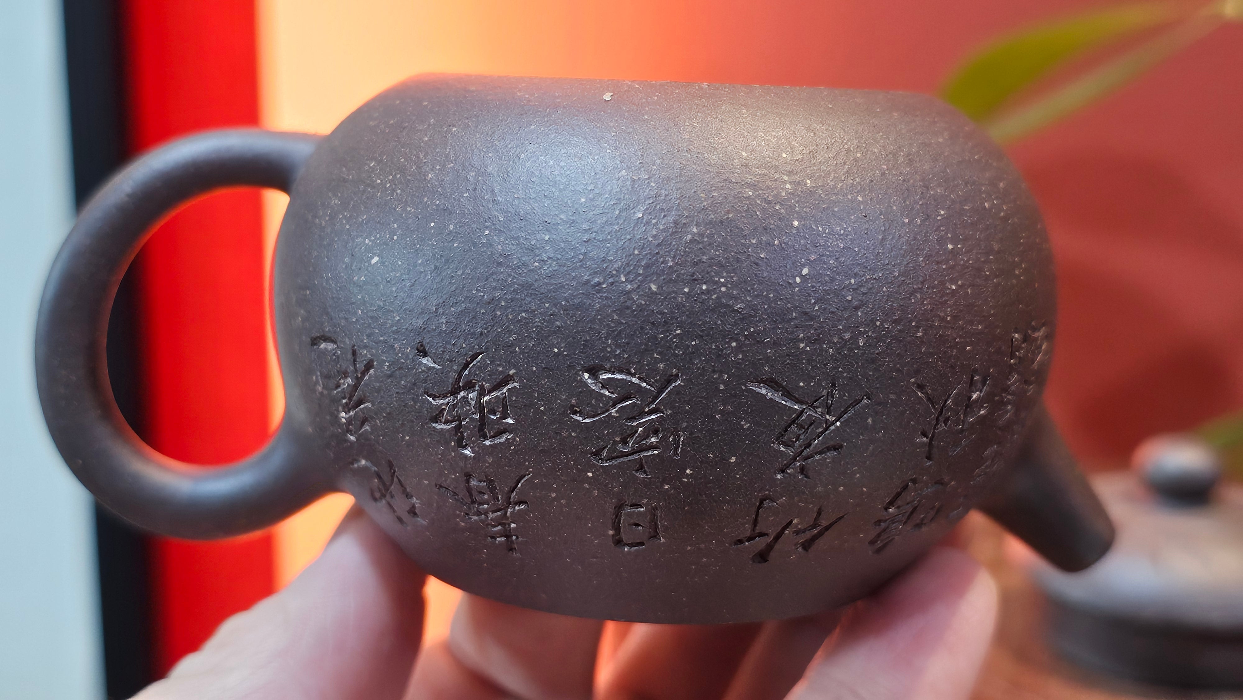 Du Zhi Hu《笃志壶》, 173.9ml, Hei Zi Ni 黑紫泥, by our Craftsman Zhang Huan 张欢, Calligraphy and Bamboos Engraving by Craftsman Yi Cheng 逸成。