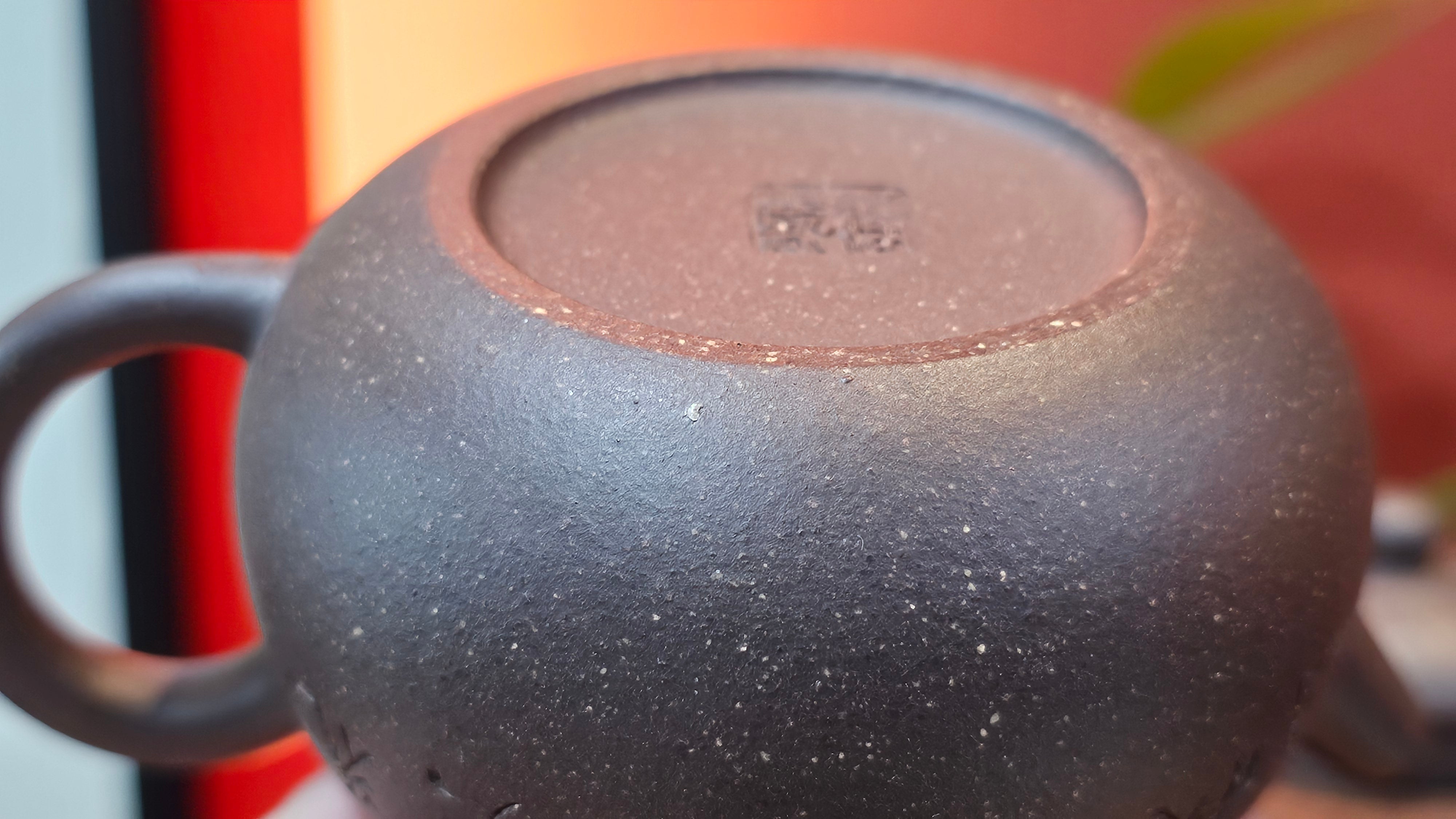 Du Zhi Hu《笃志壶》, 173.9ml, Hei Zi Ni 黑紫泥, by our Craftsman Zhang Huan 张欢, Calligraphy and Bamboos Engraving by Craftsman Yi Cheng 逸成。