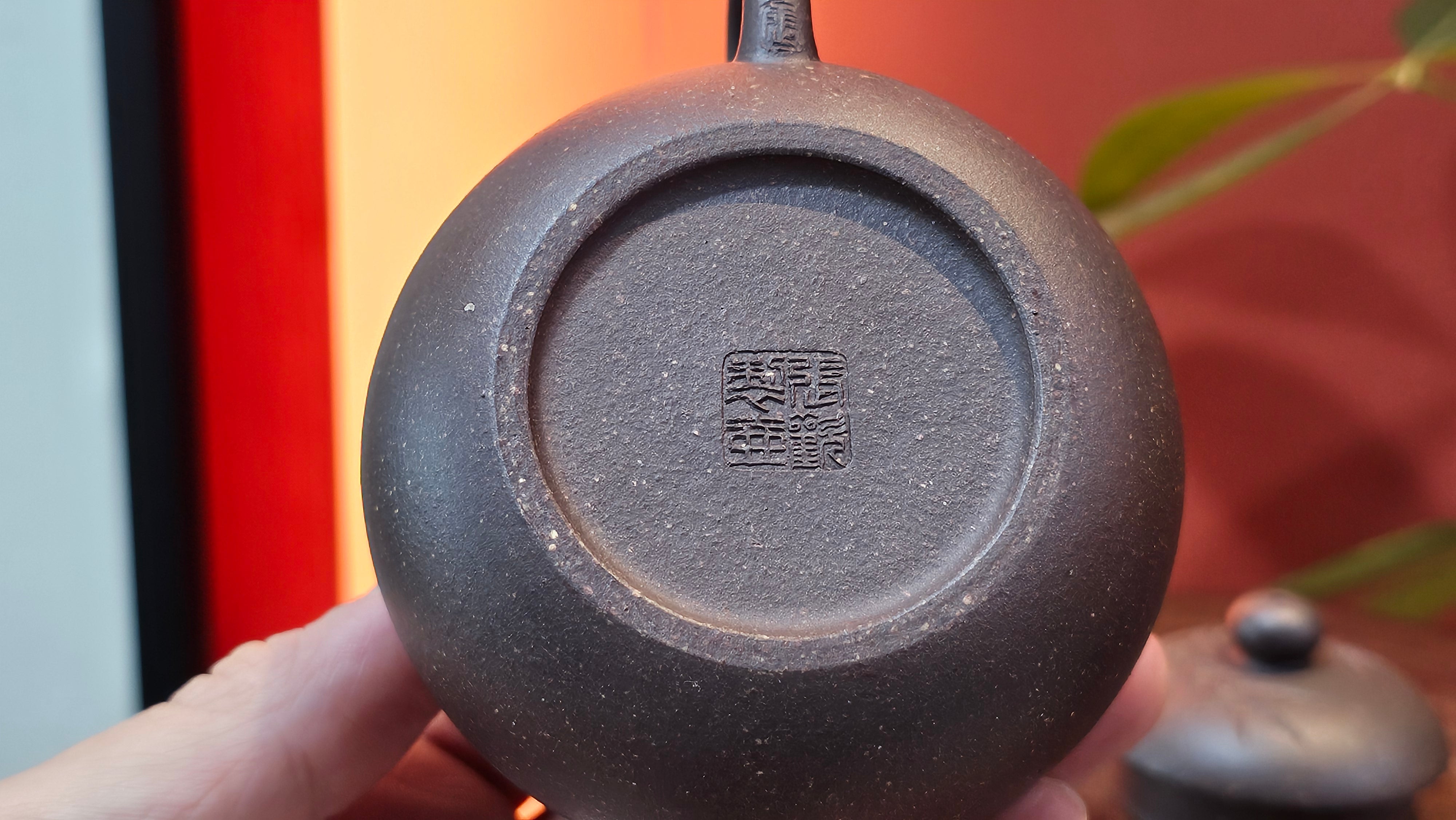 Du Zhi Hu《笃志壶》, 173.9ml, Hei Zi Ni 黑紫泥, by our Craftsman Zhang Huan 张欢, Calligraphy and Bamboos Engraving by Craftsman Yi Cheng 逸成。