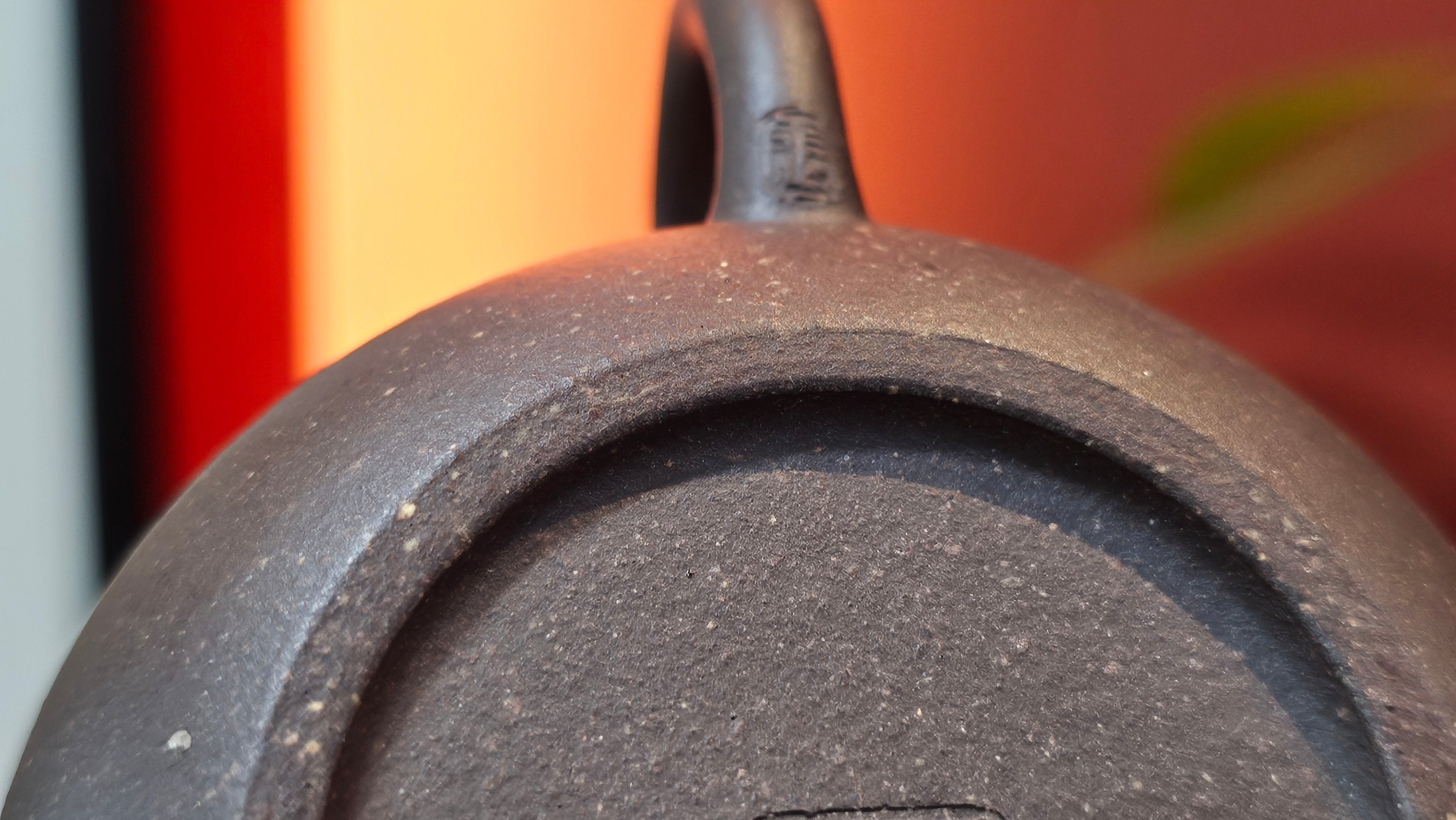 Du Zhi Hu《笃志壶》, 173.9ml, Hei Zi Ni 黑紫泥, by our Craftsman Zhang Huan 张欢, Calligraphy and Bamboos Engraving by Craftsman Yi Cheng 逸成。