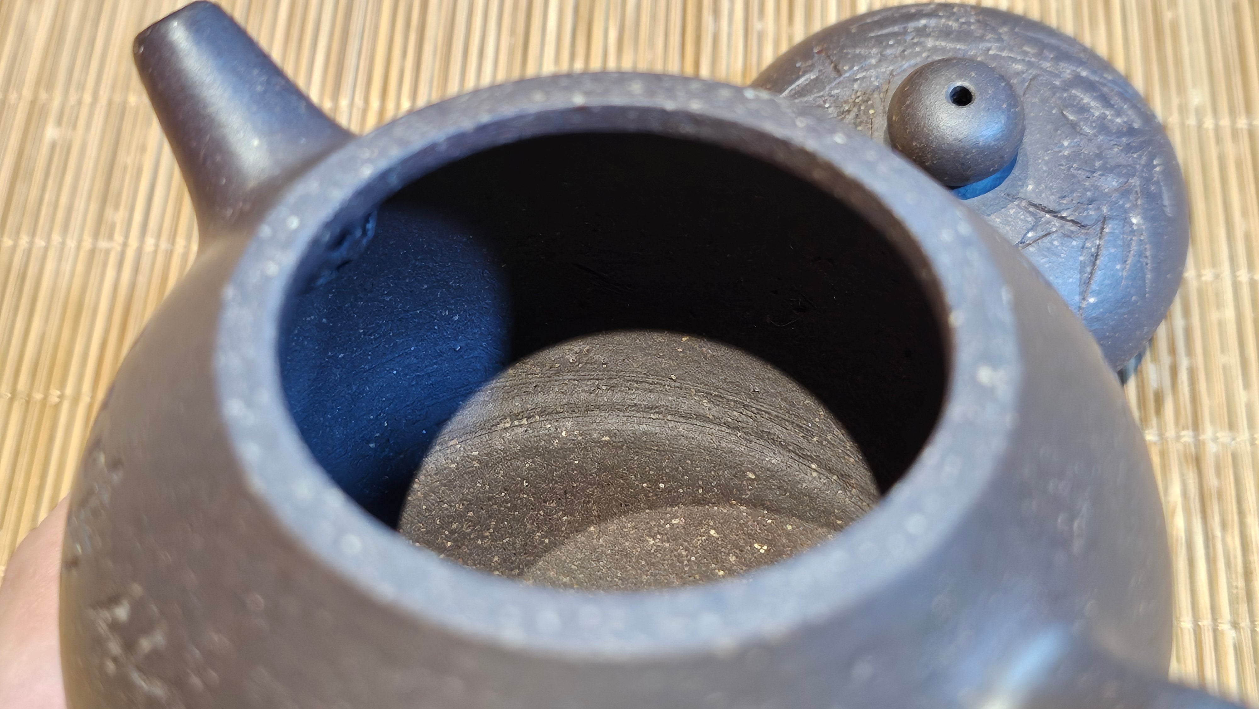 Du Zhi Hu《笃志壶》, 173.9ml, Hei Zi Ni 黑紫泥, by our Craftsman Zhang Huan 张欢, Calligraphy and Bamboos Engraving by Craftsman Yi Cheng 逸成。