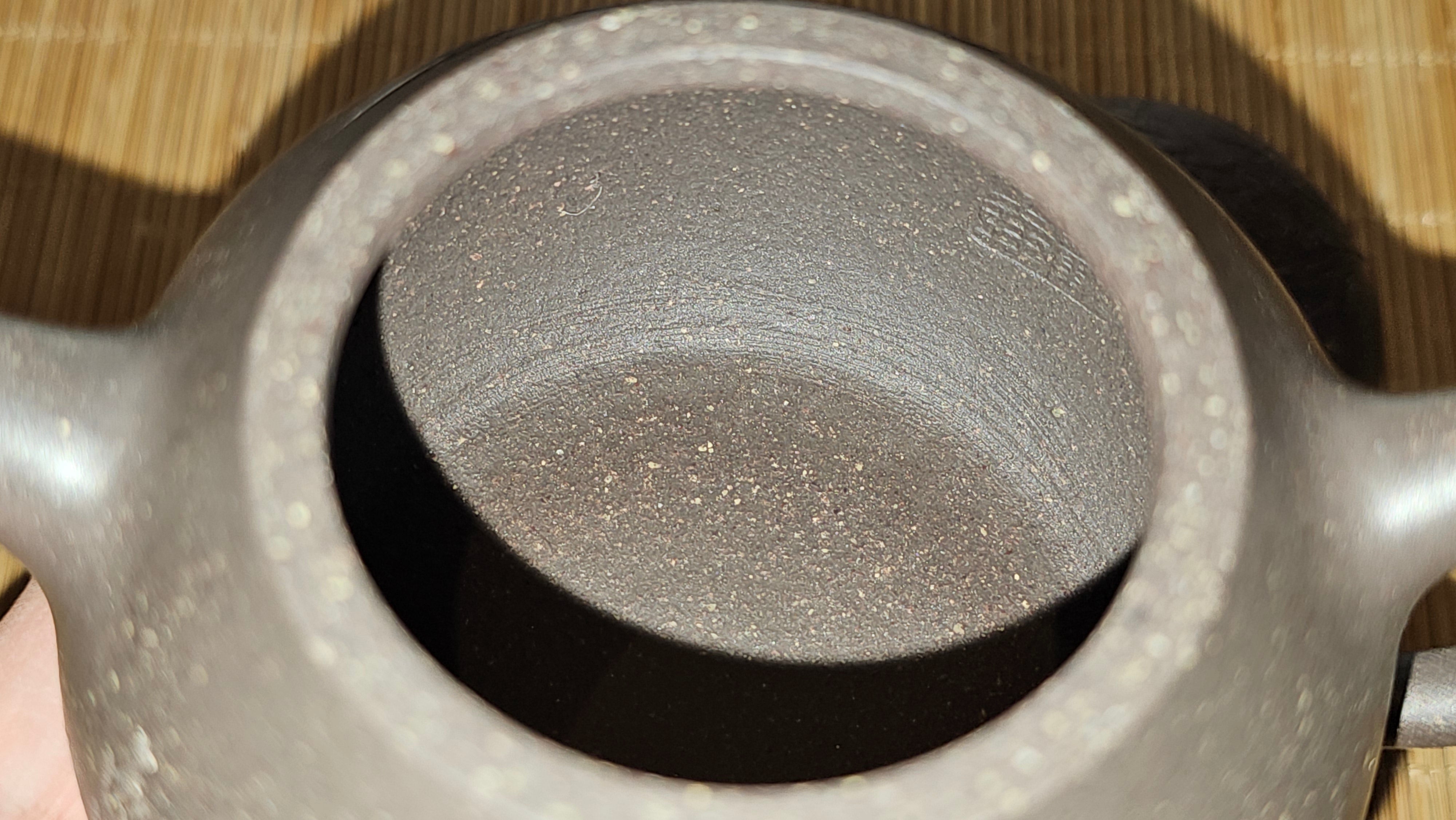 Du Zhi Hu《笃志壶》, 173.9ml, Hei Zi Ni 黑紫泥, by our Craftsman Zhang Huan 张欢, Calligraphy and Bamboos Engraving by Craftsman Yi Cheng 逸成。