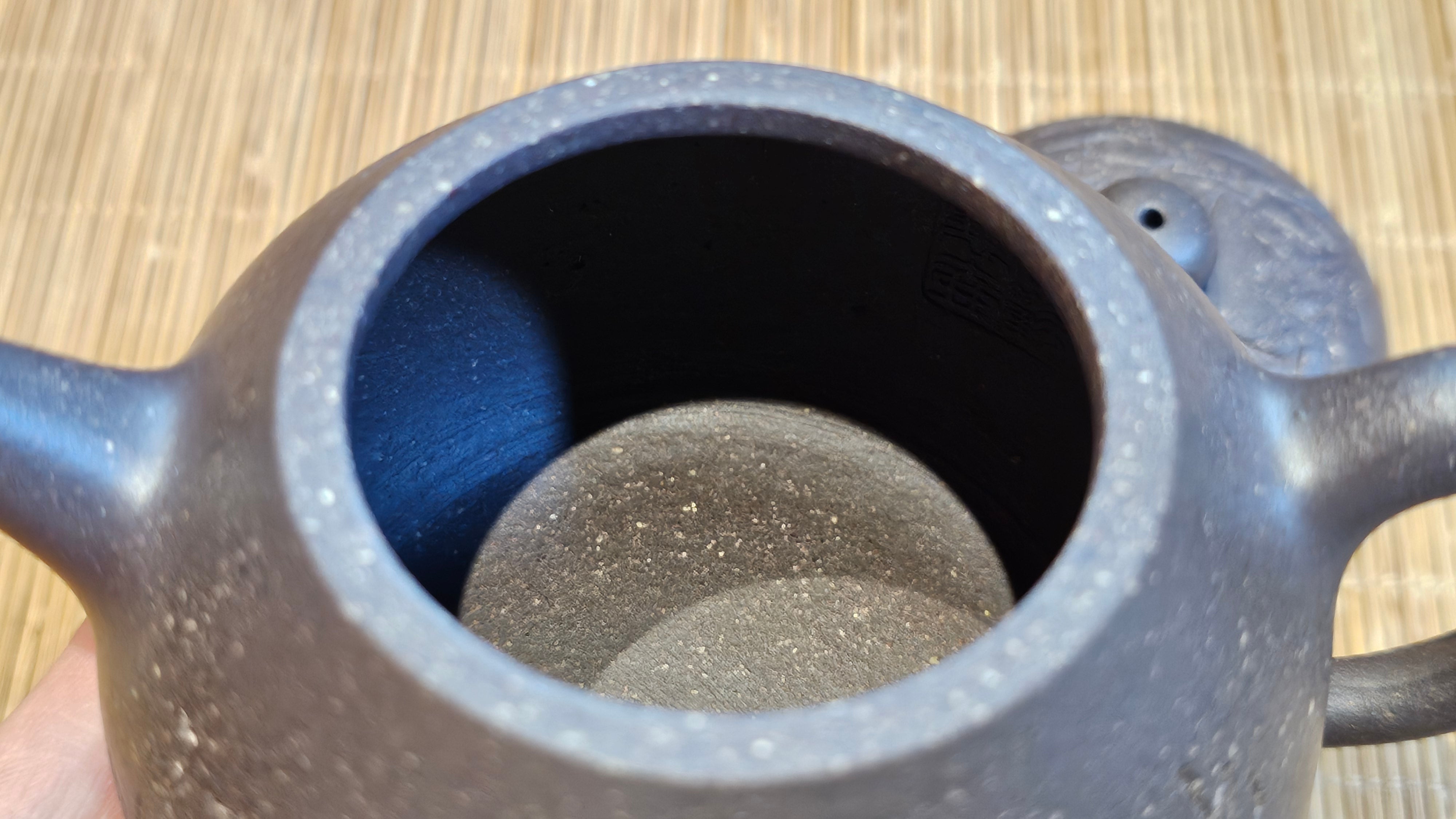 Du Zhi Hu《笃志壶》, 173.9ml, Hei Zi Ni 黑紫泥, by our Craftsman Zhang Huan 张欢, Calligraphy and Bamboos Engraving by Craftsman Yi Cheng 逸成。