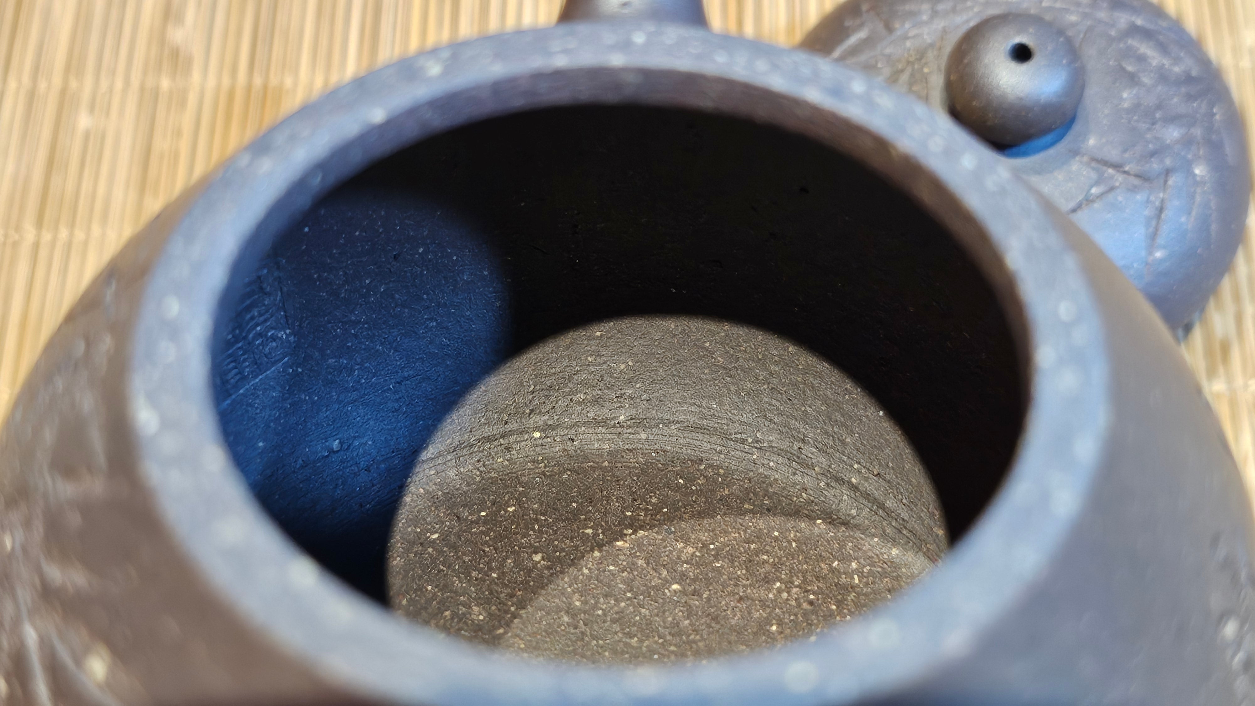 Du Zhi Hu《笃志壶》, 173.9ml, Hei Zi Ni 黑紫泥, by our Craftsman Zhang Huan 张欢, Calligraphy and Bamboos Engraving by Craftsman Yi Cheng 逸成。